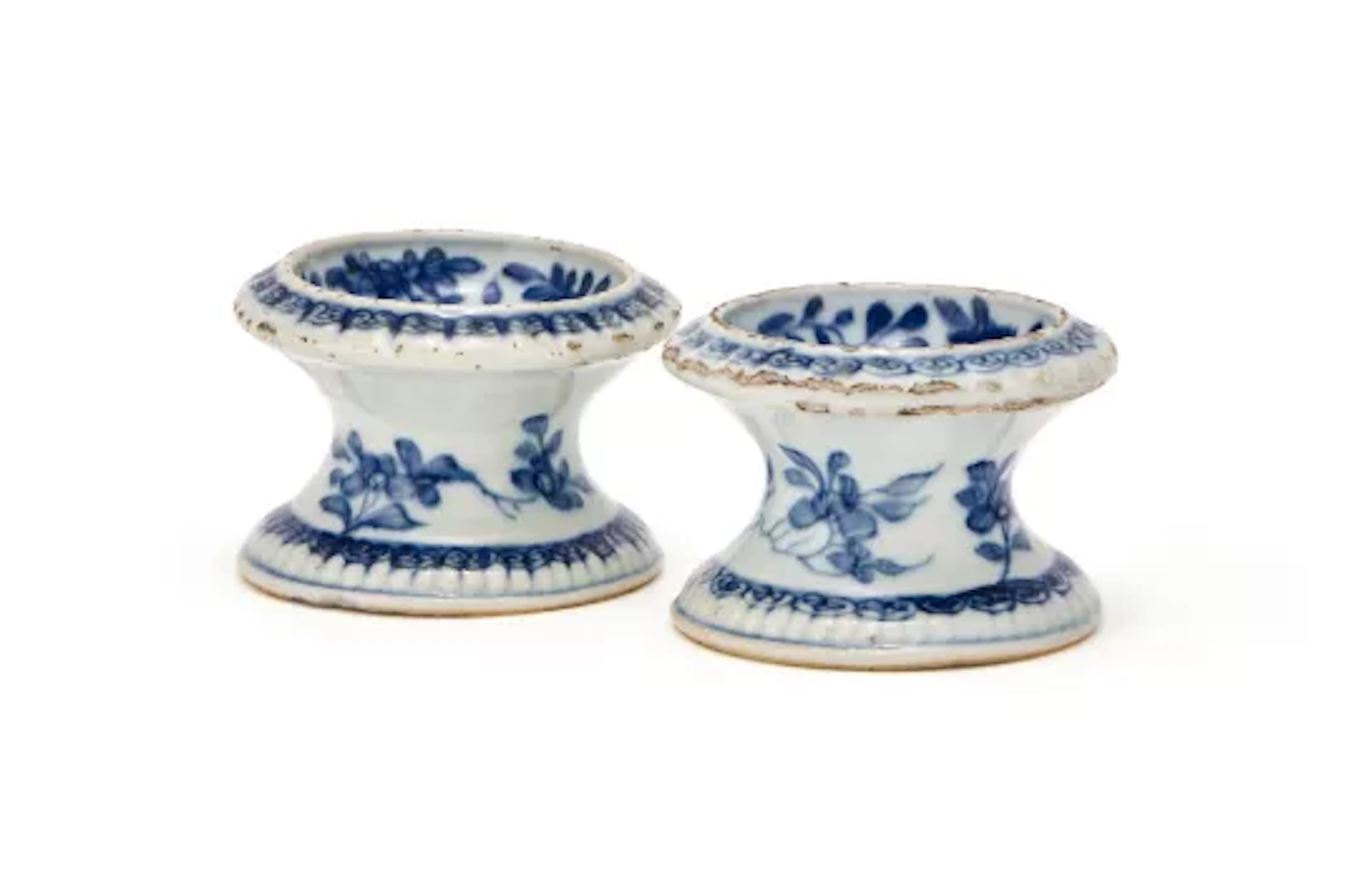 A pair of Chinese blue and white salts, Qing dynasty, Kangxi