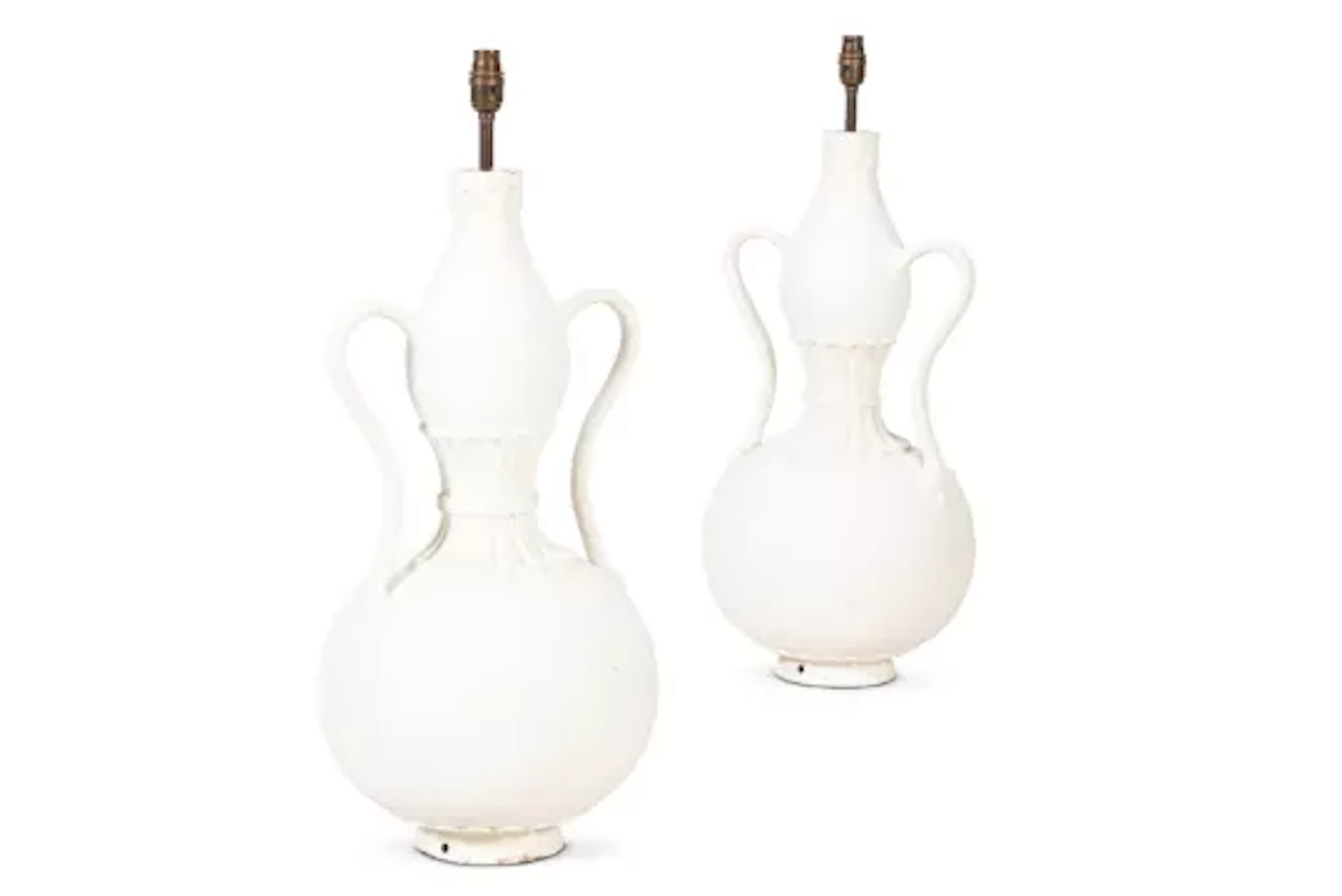 A PAIR OF WHITE PAINTED WOOD DOUBLE GOURD TABLE LAMPS, BY ANDREW ALLFREE