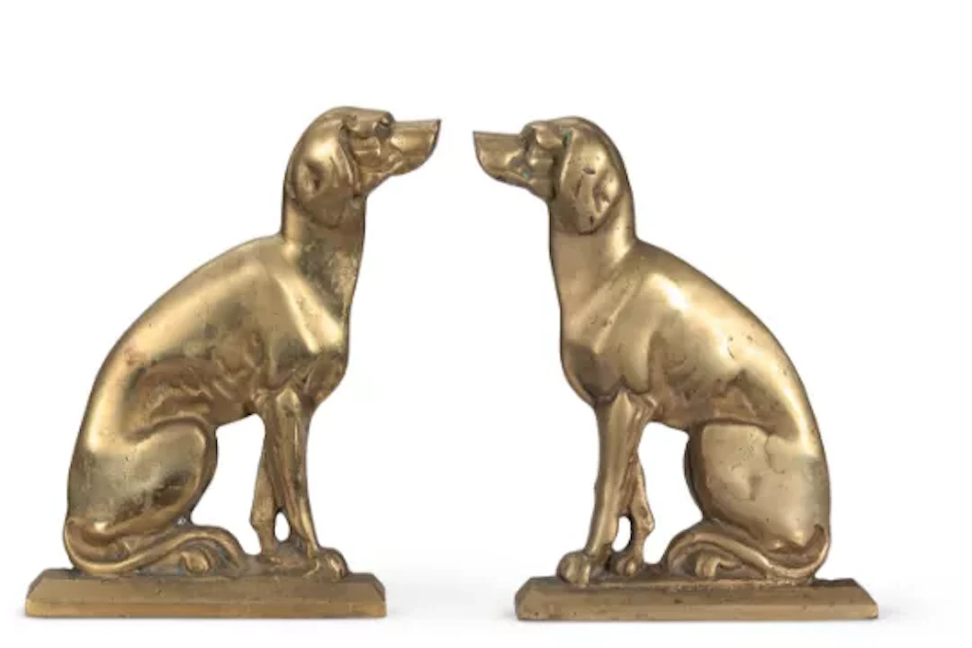 A PAIR OF BRASS DOG SHAPED ANDIRONS, LATE 19TH/EARLY 20TH CENTURY