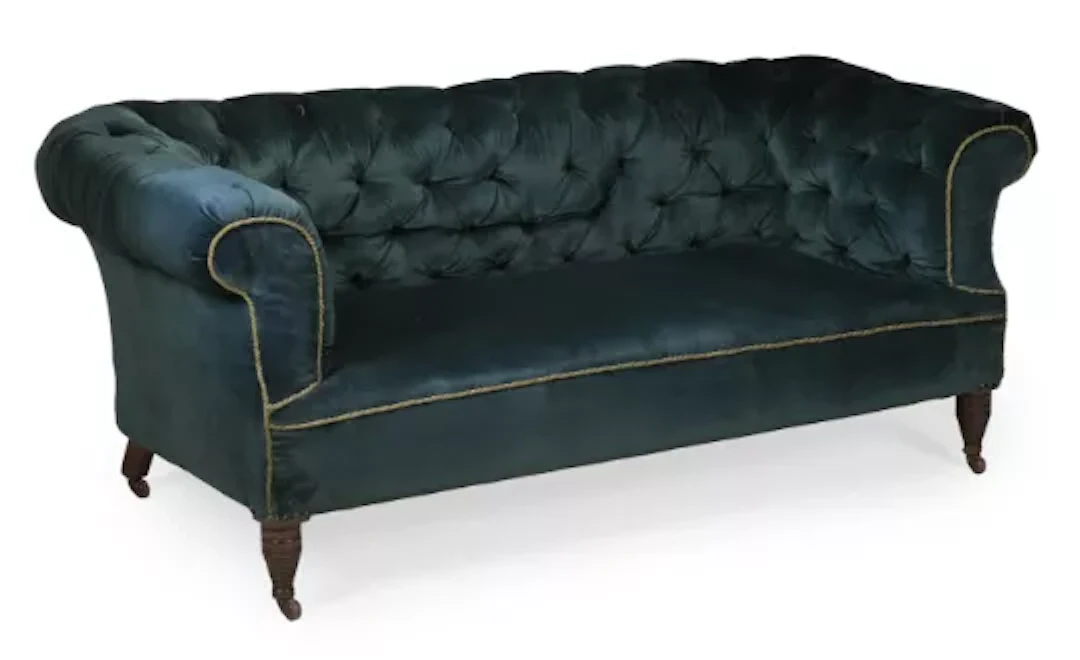 A VICTORIAN TWO SEAT CHESTERFIELD SETTEE, CIRCA 1880