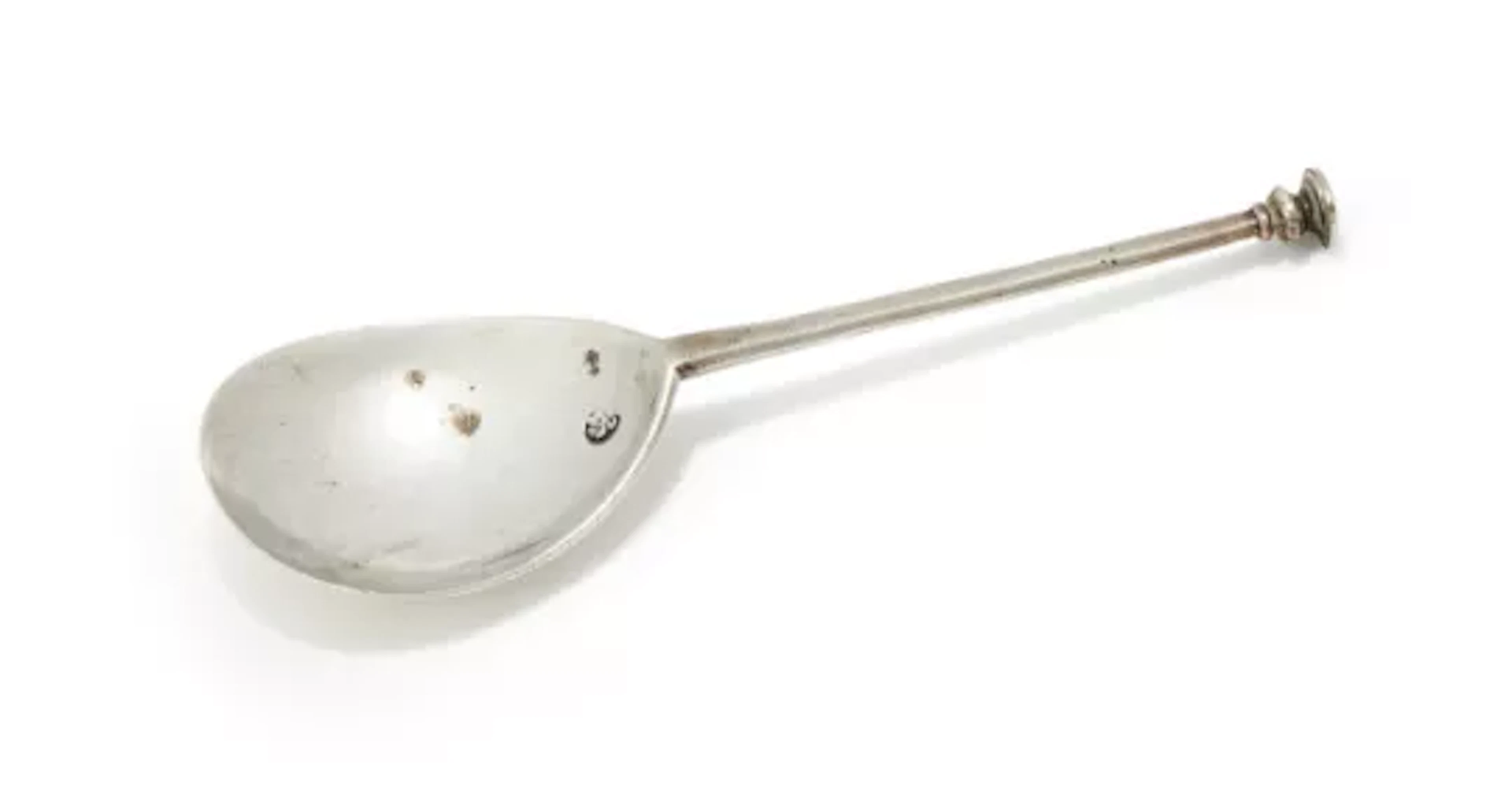 AN ELIZABETH I SILVER SEAL TOP SPOON, CHRISTOPHER HUNTON, YORK 1569