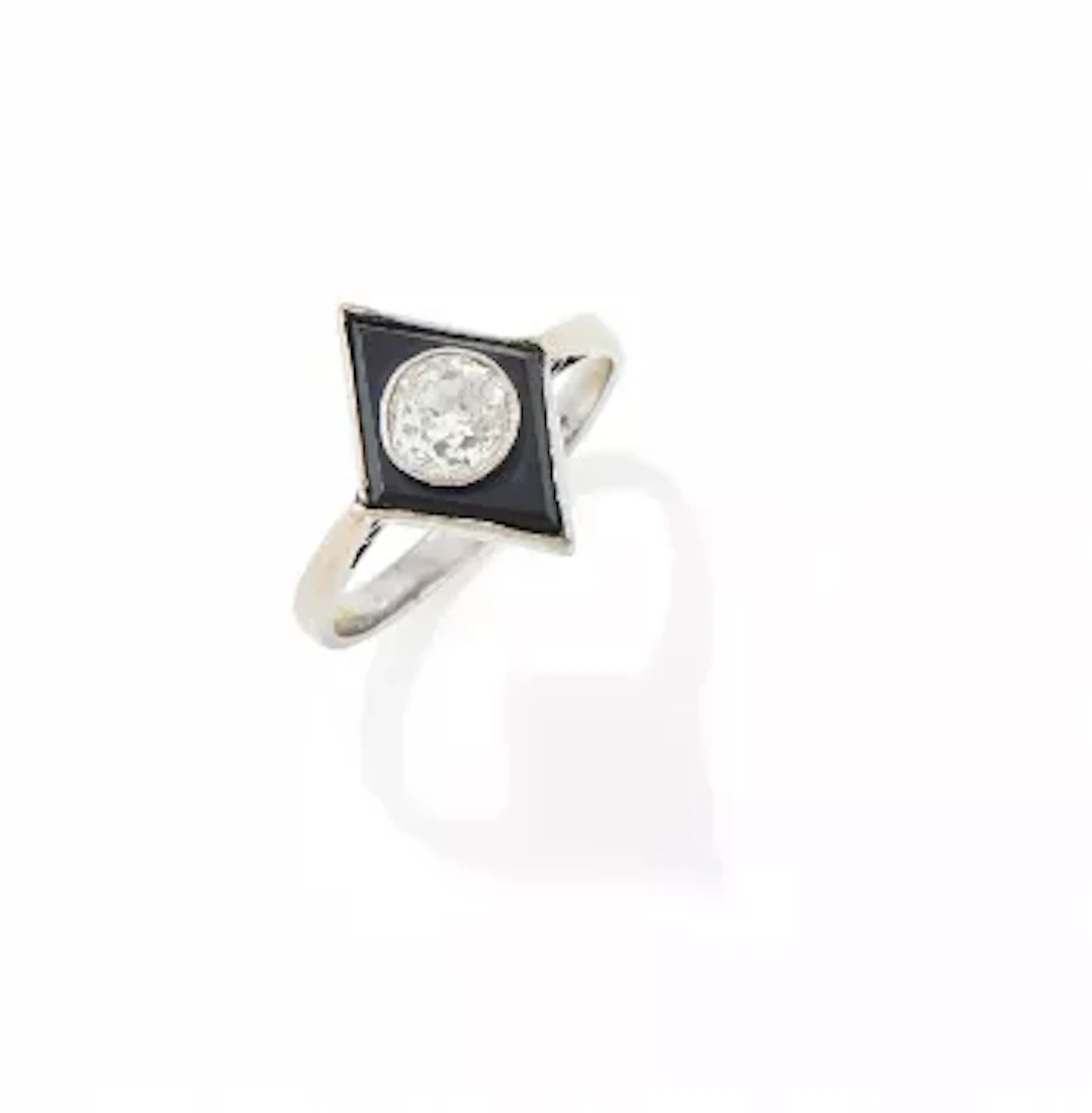 AN EARLY 20TH CENTURY ONYX AND DIAMOND RING
