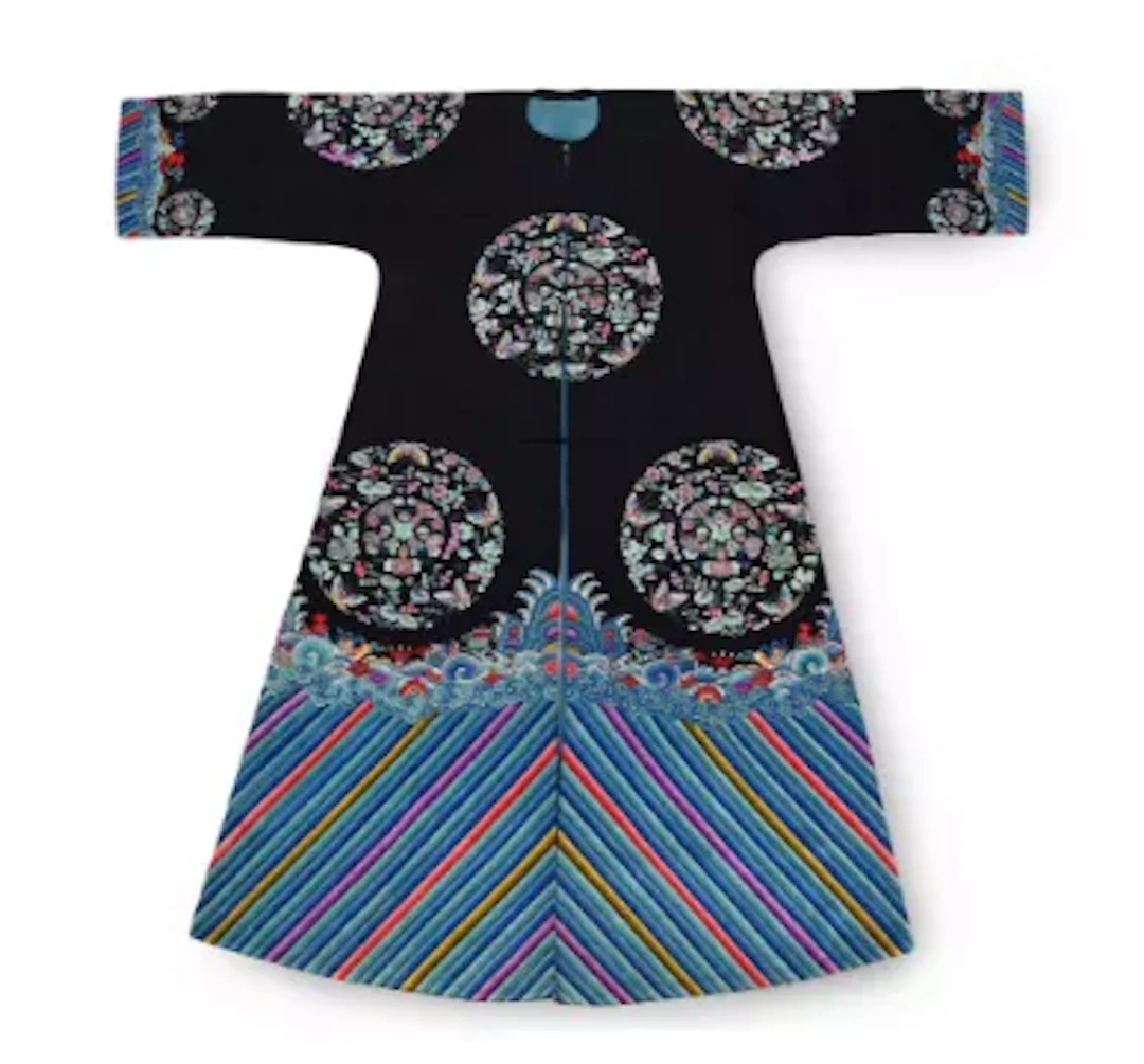 An attractive Chinese Manchu women’s eight roundel surcoat