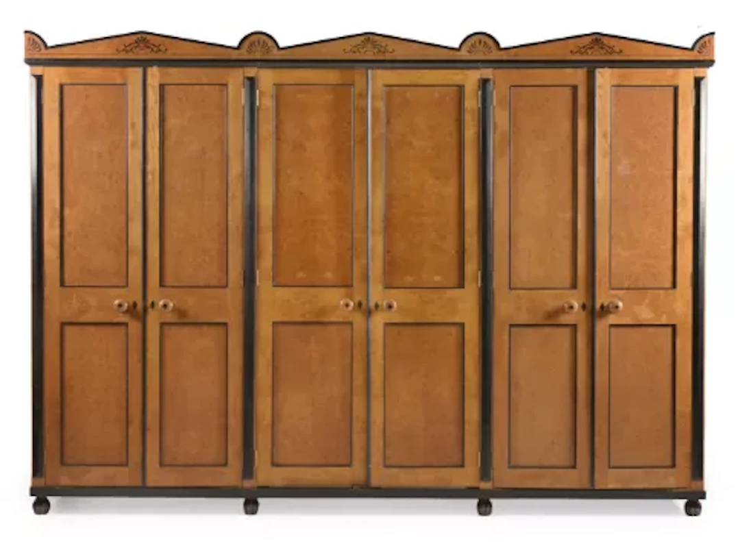 Y A SIX-CUPBOARD EBONY STRUNG AND PAINTED BURR OAK FITTED WARDROBE