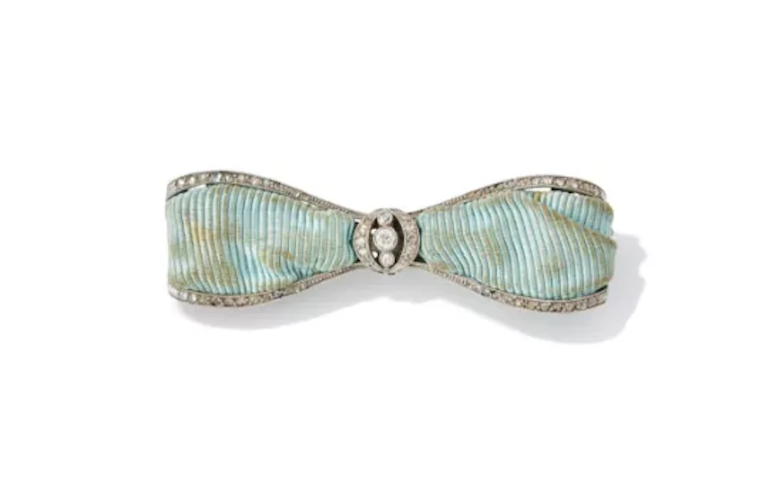 AN EARLY 20TH CENTURY DIAMOND BOW BROOCH