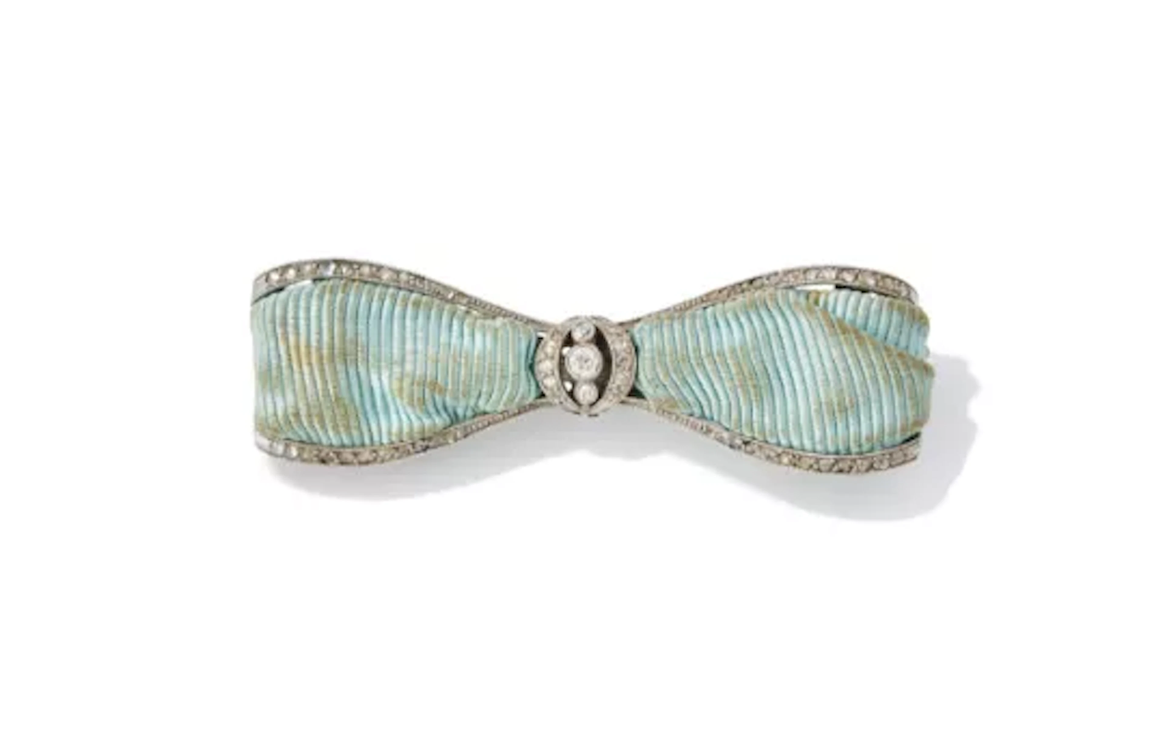 AN EARLY 20TH CENTURY DIAMOND BOW BROOCH