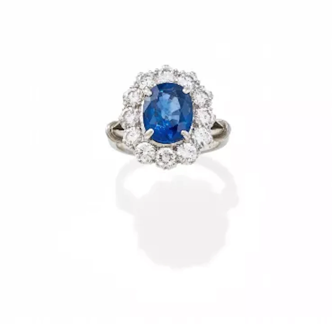 A SAPPHIRE AND DIAMOND CLUSTER RING