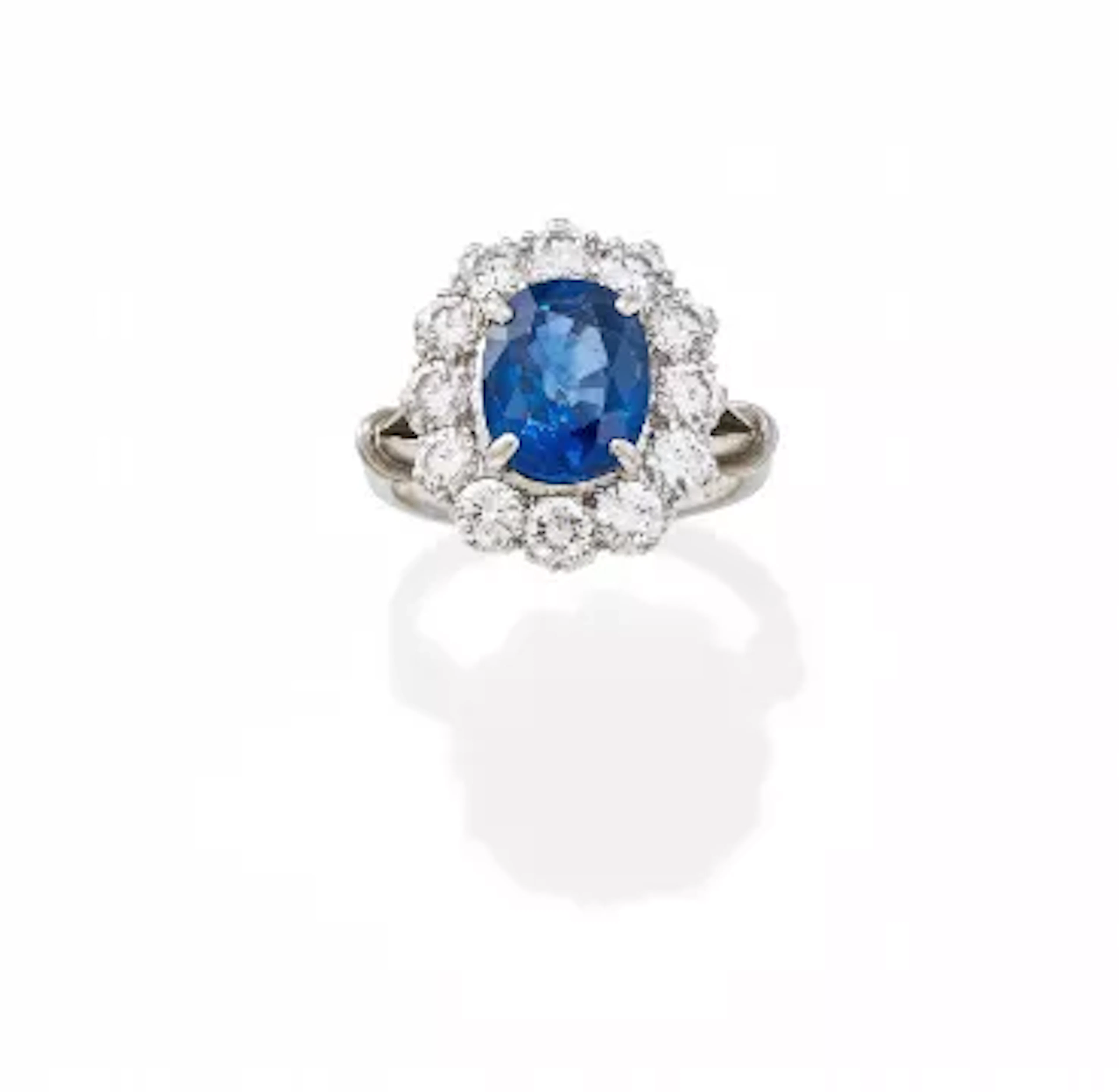 A SAPPHIRE AND DIAMOND CLUSTER RING