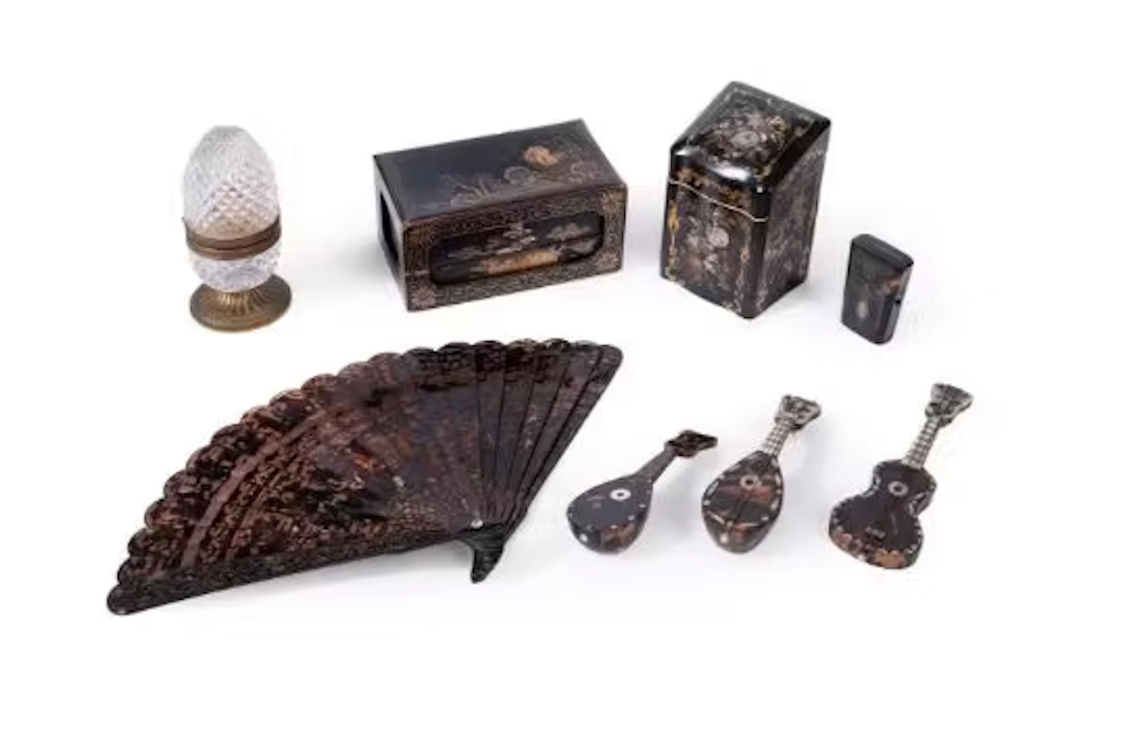 Y A SELECTION OF VARIOUS TORTOISESHELL ITEMS