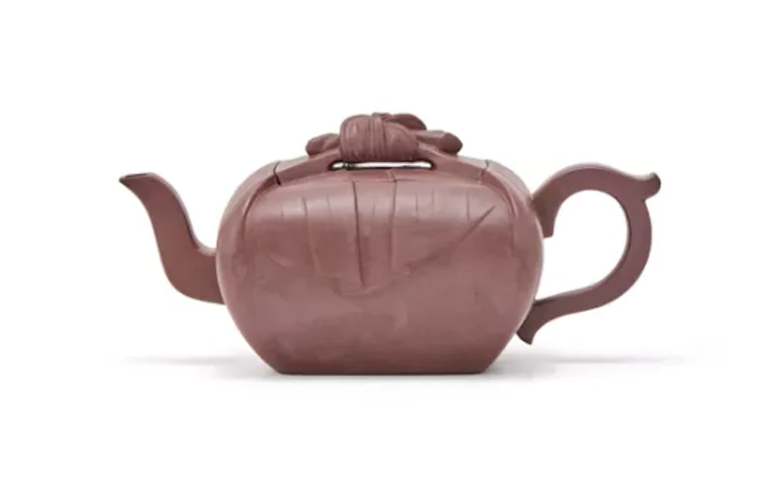 A Chinese yixing teapot, Qing Dynasty
