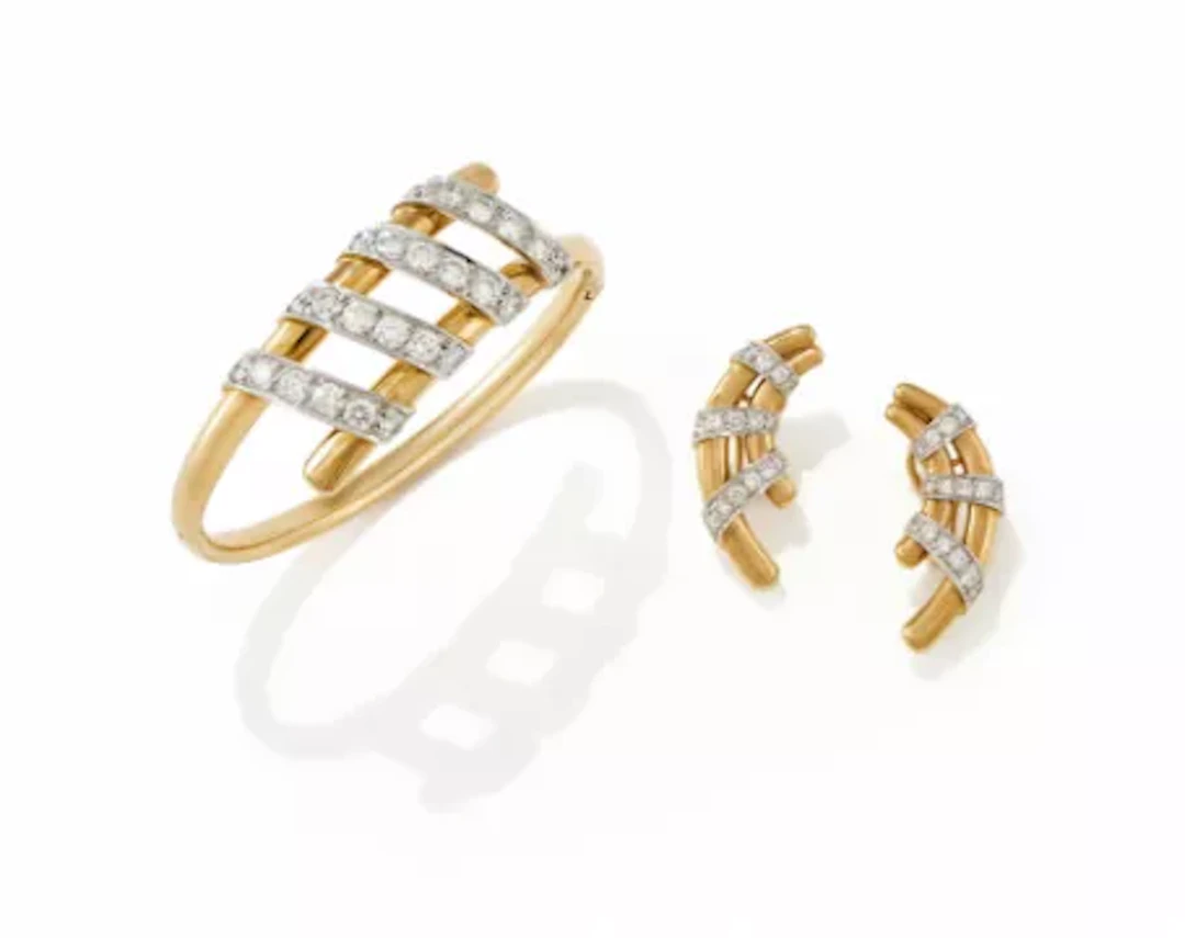 A DIAMOND HINGED BANGLE AND EARRING SUITE