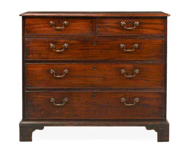 A GEORGE III MAHOGANY CHEST OF DRAWERS, CIRCA 1780