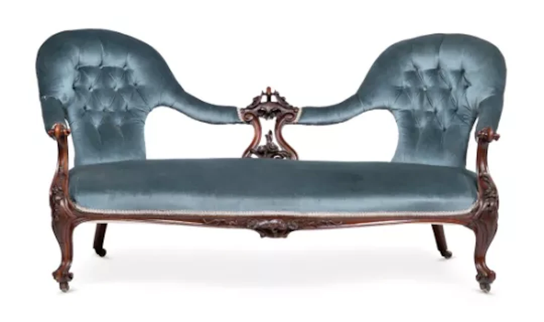 A VICTORIAN CARVED WALNUT DOUBLE ENDED SETTEE OR CHAISE, CIRCA 1860