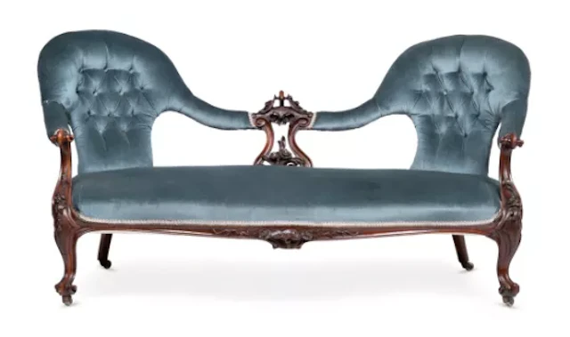 A VICTORIAN CARVED WALNUT DOUBLE ENDED SETTEE OR CHAISE, CIRCA 1860