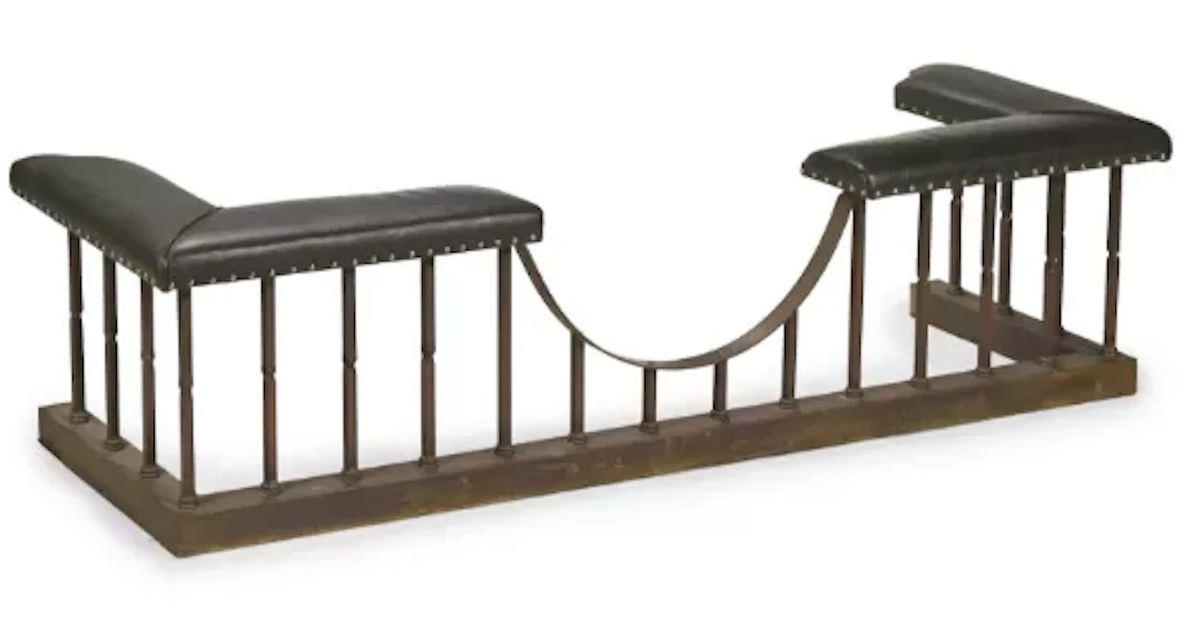 A POLISHED BRASS AND GREEN LEATHER UPHOLSTERED CLUB FENDER, 20TH CENTURY