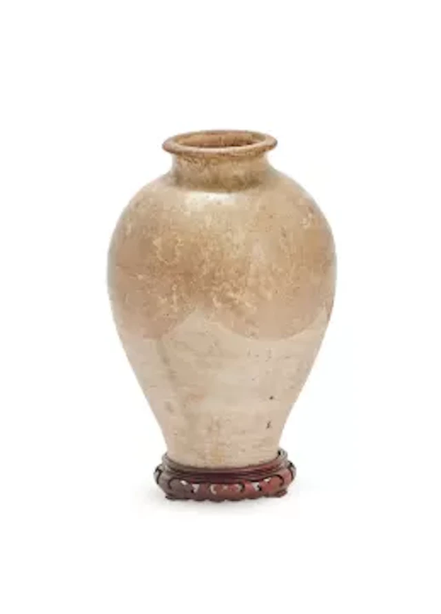 A Chinese straw glazed pottery jar, Tang Dynasty (618-907)