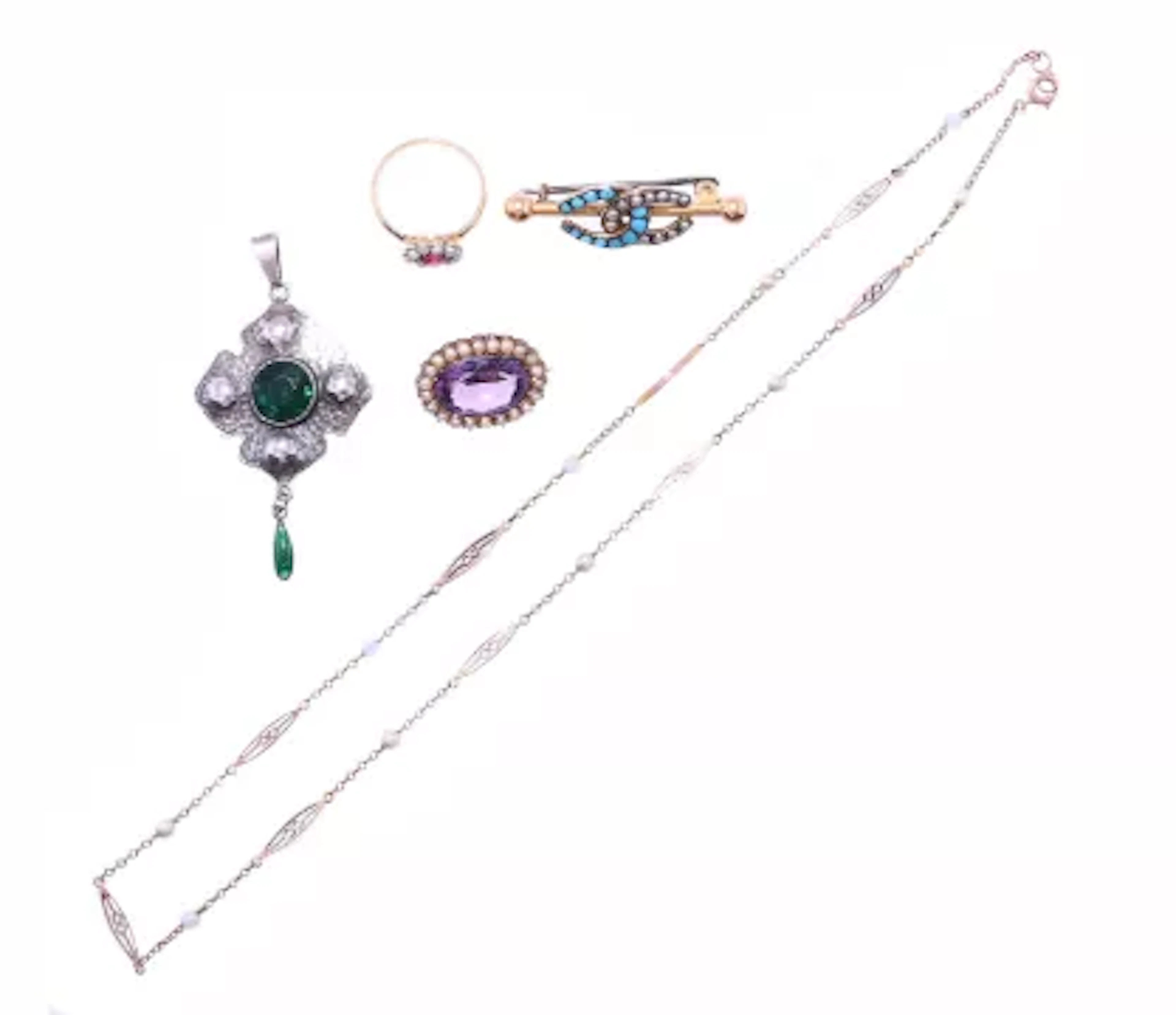 A SMALL COLLECTION OF JEWELLERY