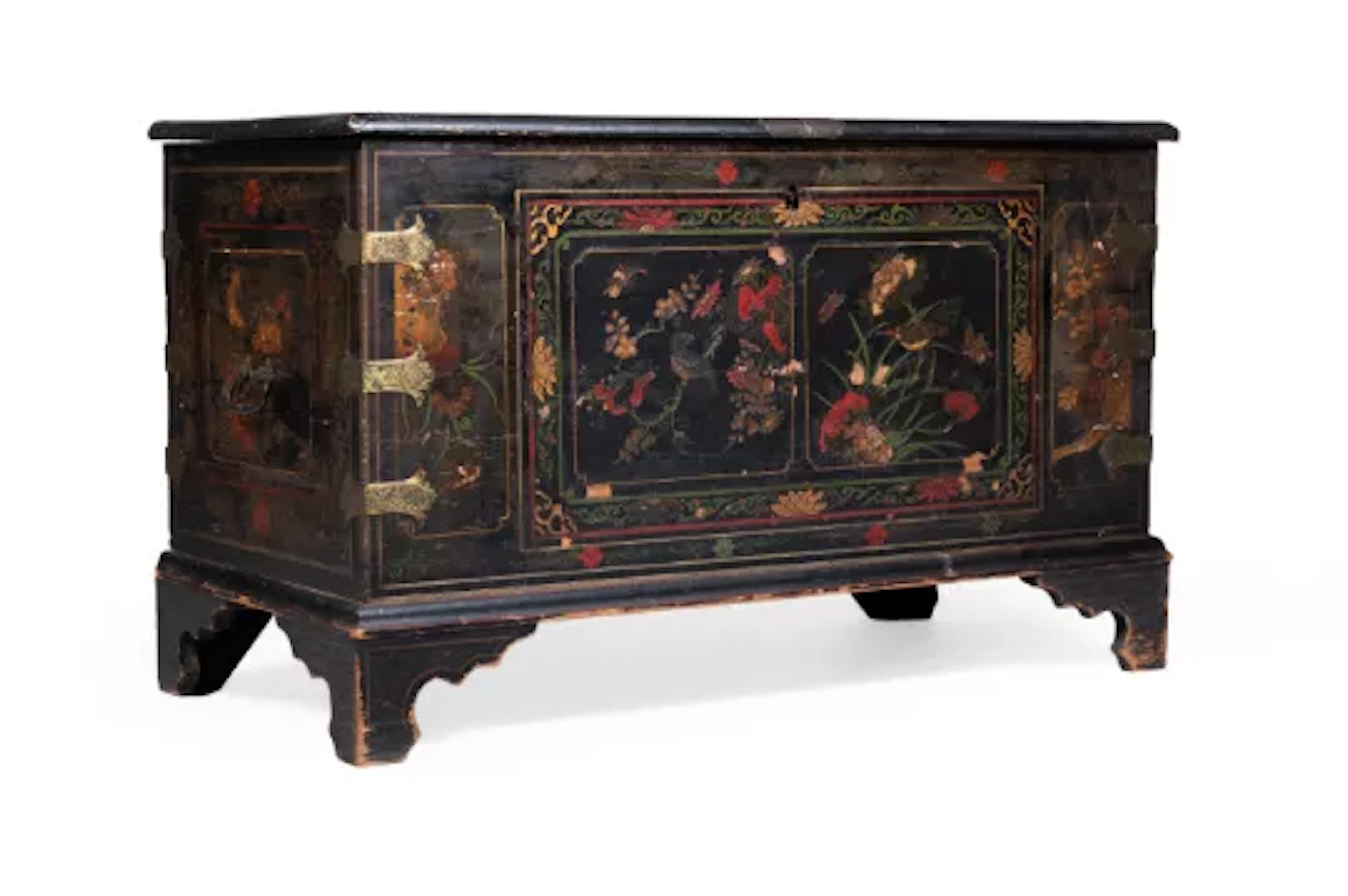 A LACQUERED AND EBONISED CHEST, EARLY 18TH CENTURY