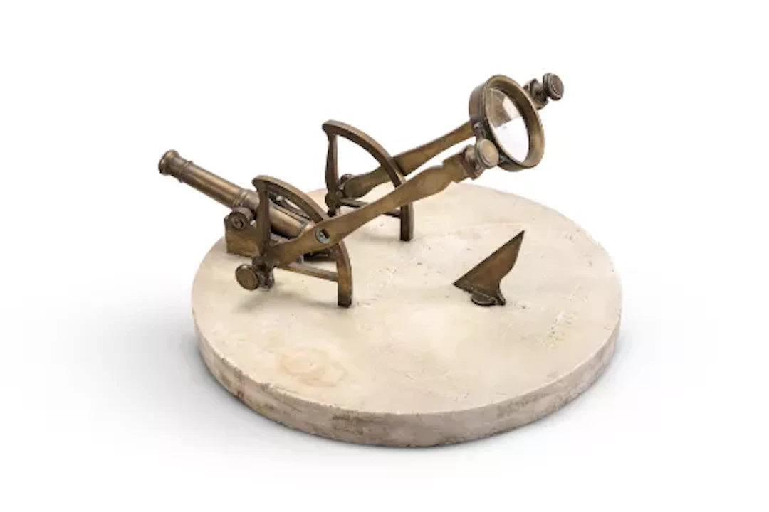 A BRONZE MOUNTED WHITE MARBLE CANNON SUNDIAL, 19TH CENTURY