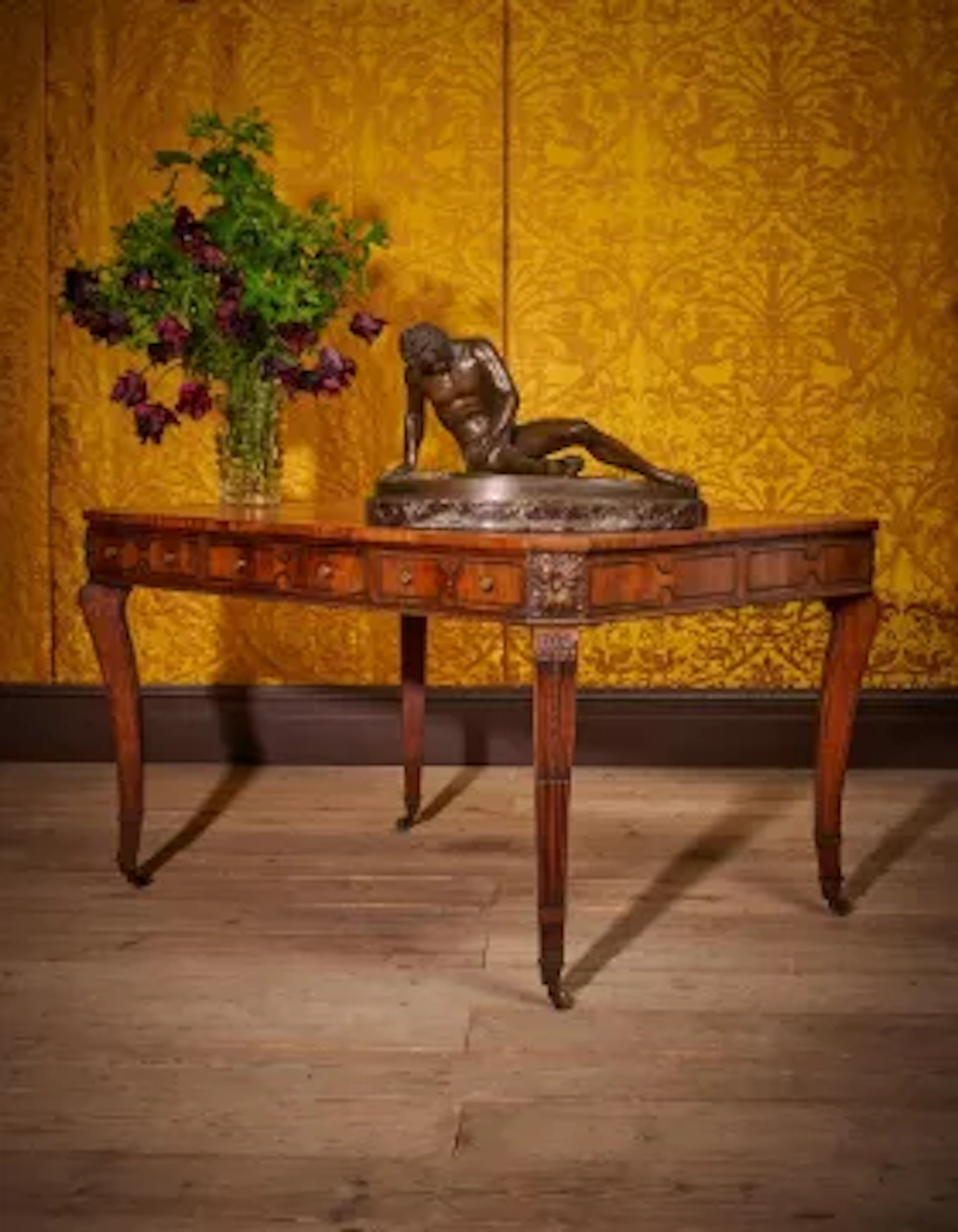 Y A GEORGE III CARVED MAHOGANY AND CROSSBANDED LIBRARY OR CENTRE TABLE