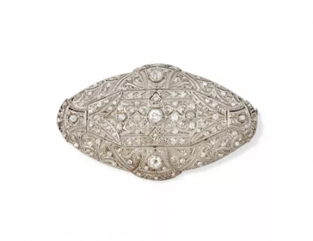 A 1930S DIAMOND SET PANEL BROOCH