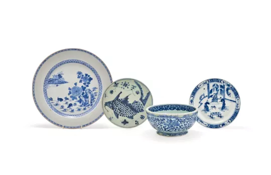 A group of four Chinese blue and white dishes and a bowl