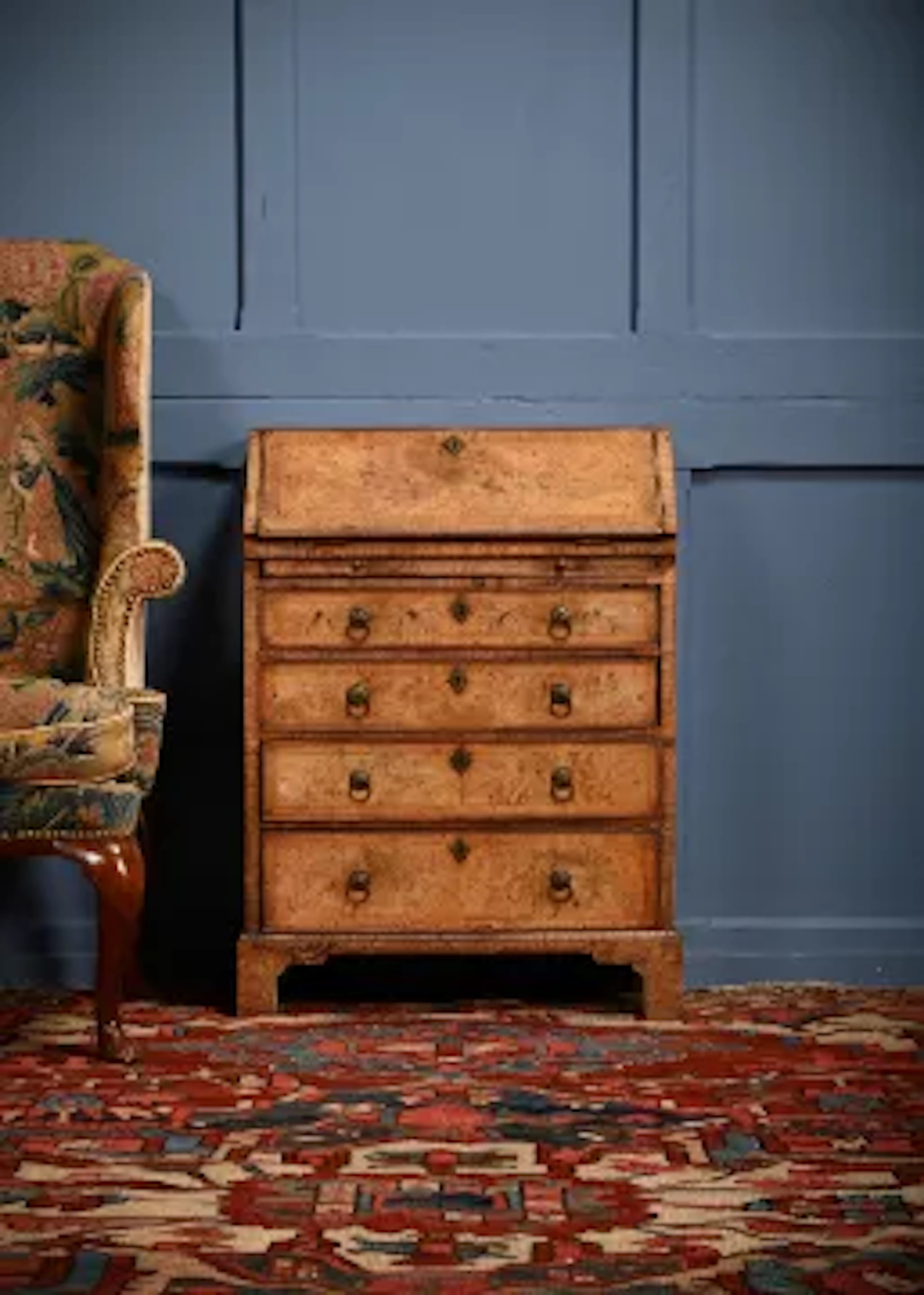 A RARE GEORGE I WALNUT AND FEATHERBANDED BUREAU, CIRCA 1720