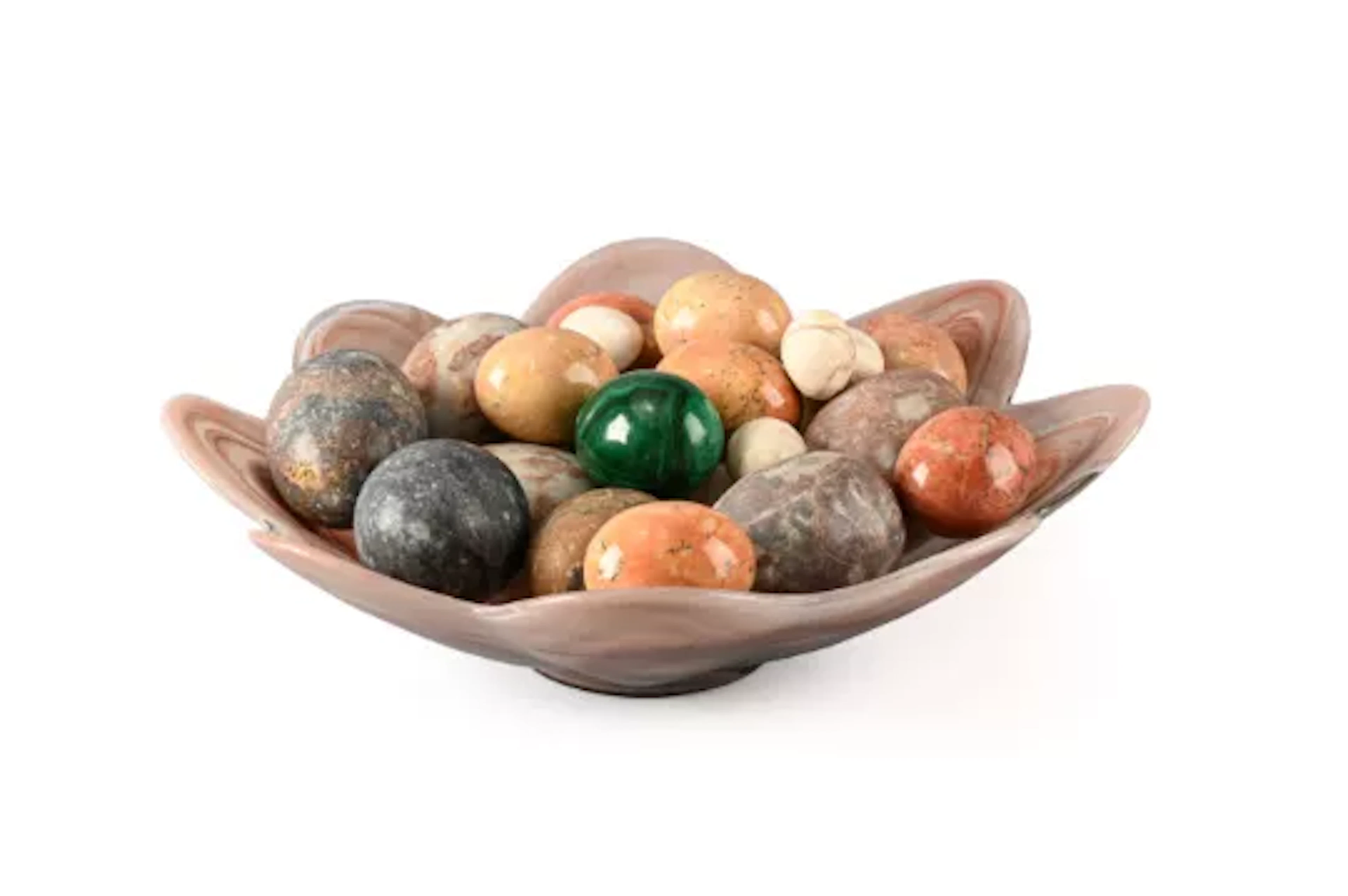 A DECORATIVE ART GLASS LOBED BOWL CONTAINING A COLLECTION OF DECORATIVE