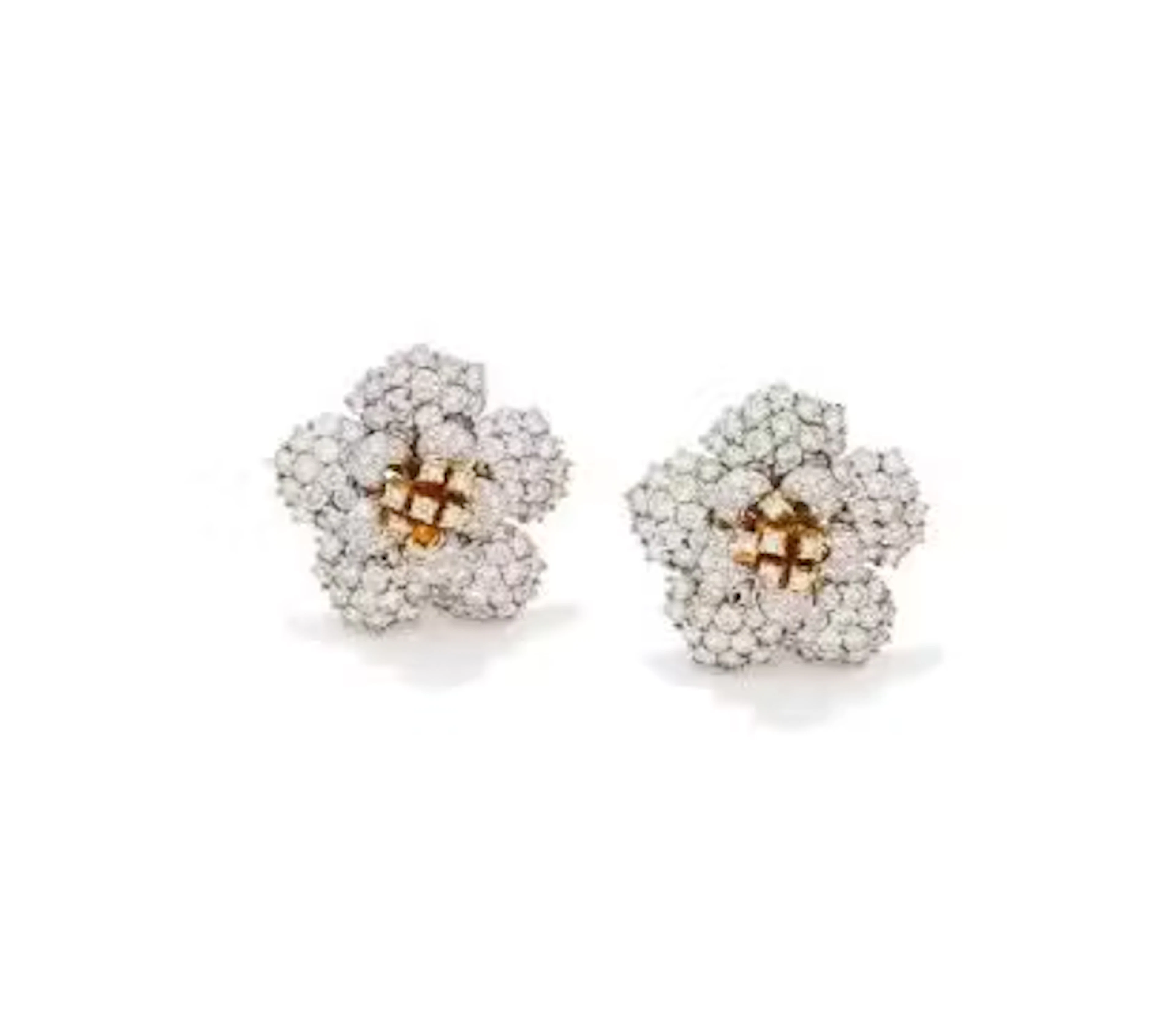 A PAIR OF DIAMOND FLOWERHEAD EARRINGS