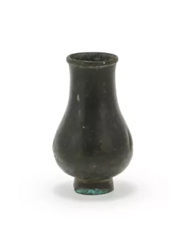A Chinese bronze vase, zhi, Song or Ming Dynasty