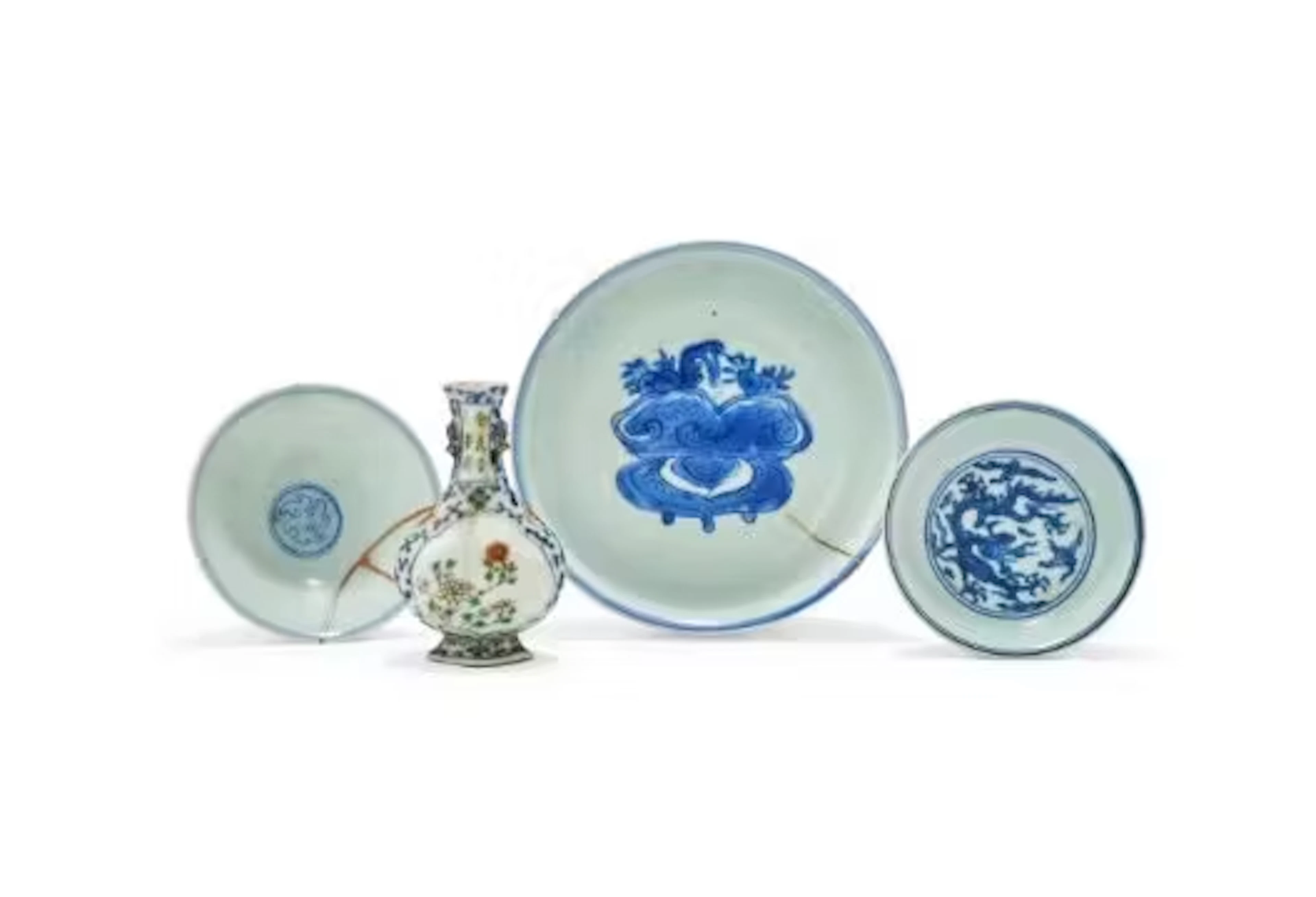A small attractive Chinese blue and white 'dragon' dish