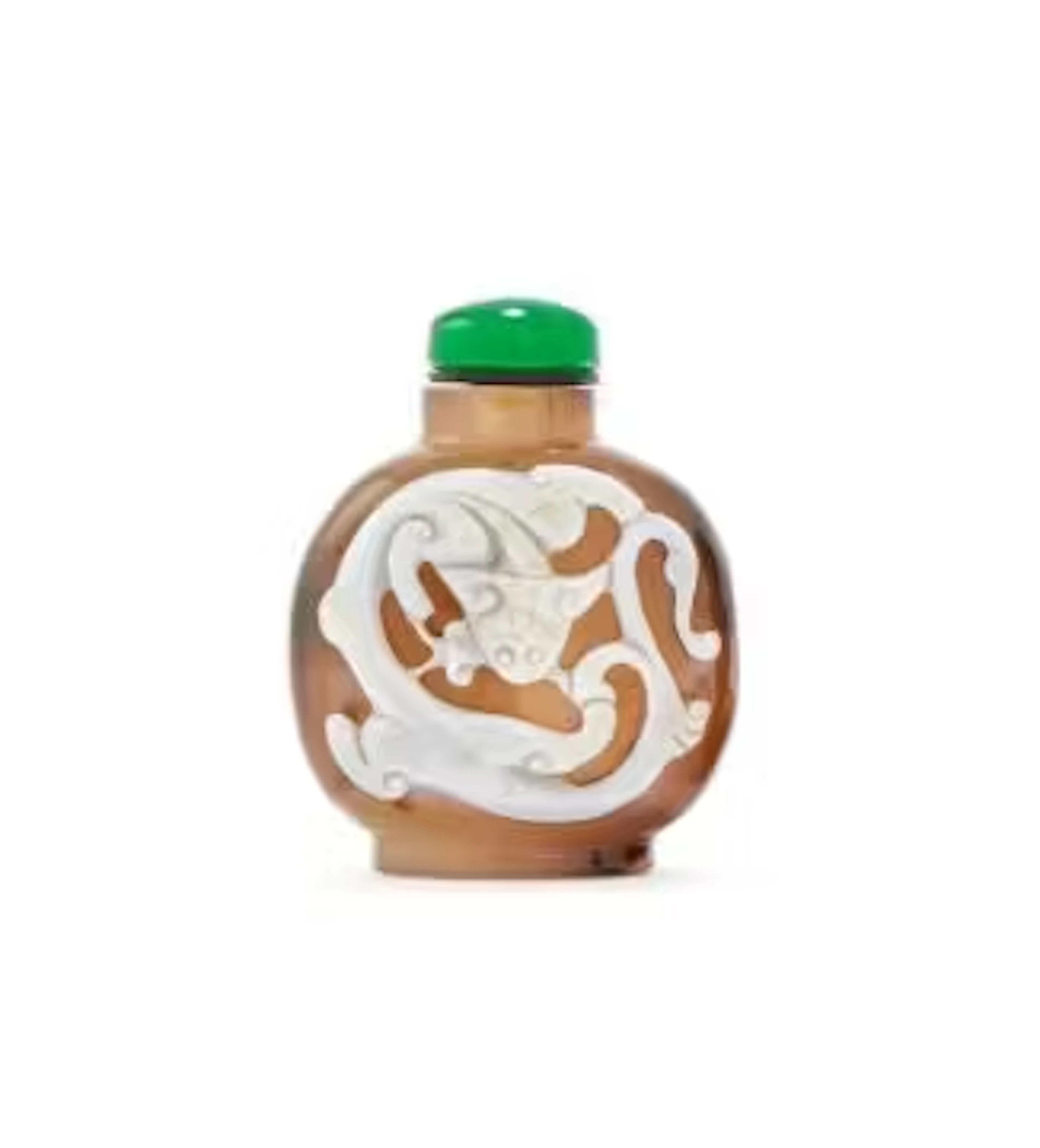 A Chinese carved cameo agate snuff bottle