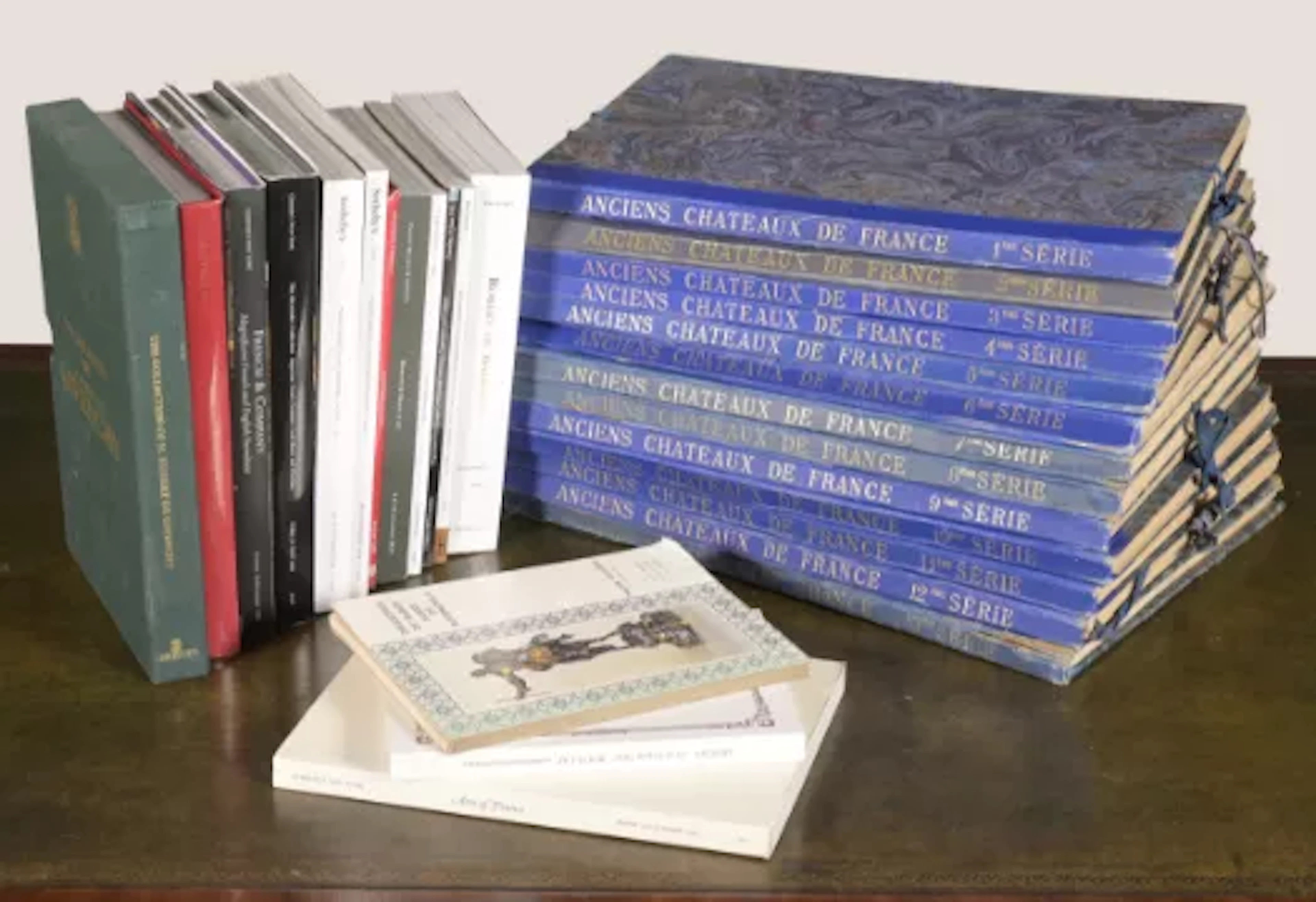 Ɵ A LARGE COLLECTION OF EUROPEAN REFERENCE BOOKS AND VARIOUS AUCTION CATALOGUES