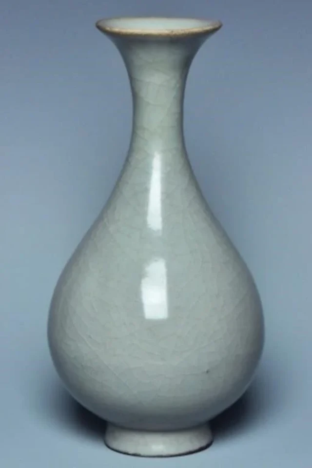 A GUANYAO YUHUCHUN VASE