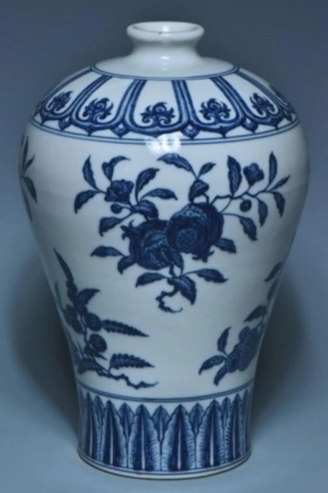 A MING DYNASTY BLUE AND WHITE VASE YONGLE PERIOD