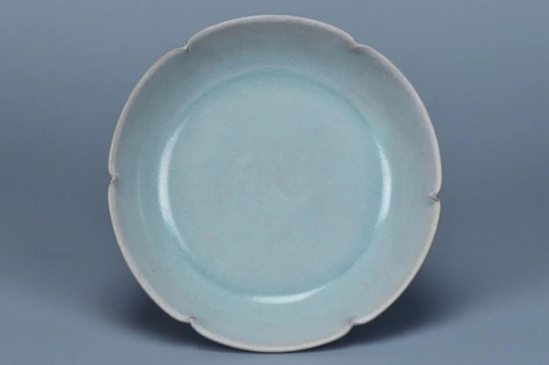 A SONG DYNASTY RUYAO SKY BLUE FOLIATE-RIM DISH
