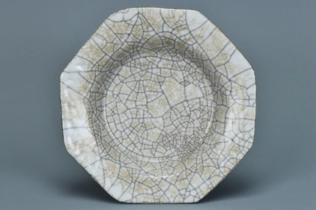 A SONG DYNASTY GEYAO OCTAGONAL DISH