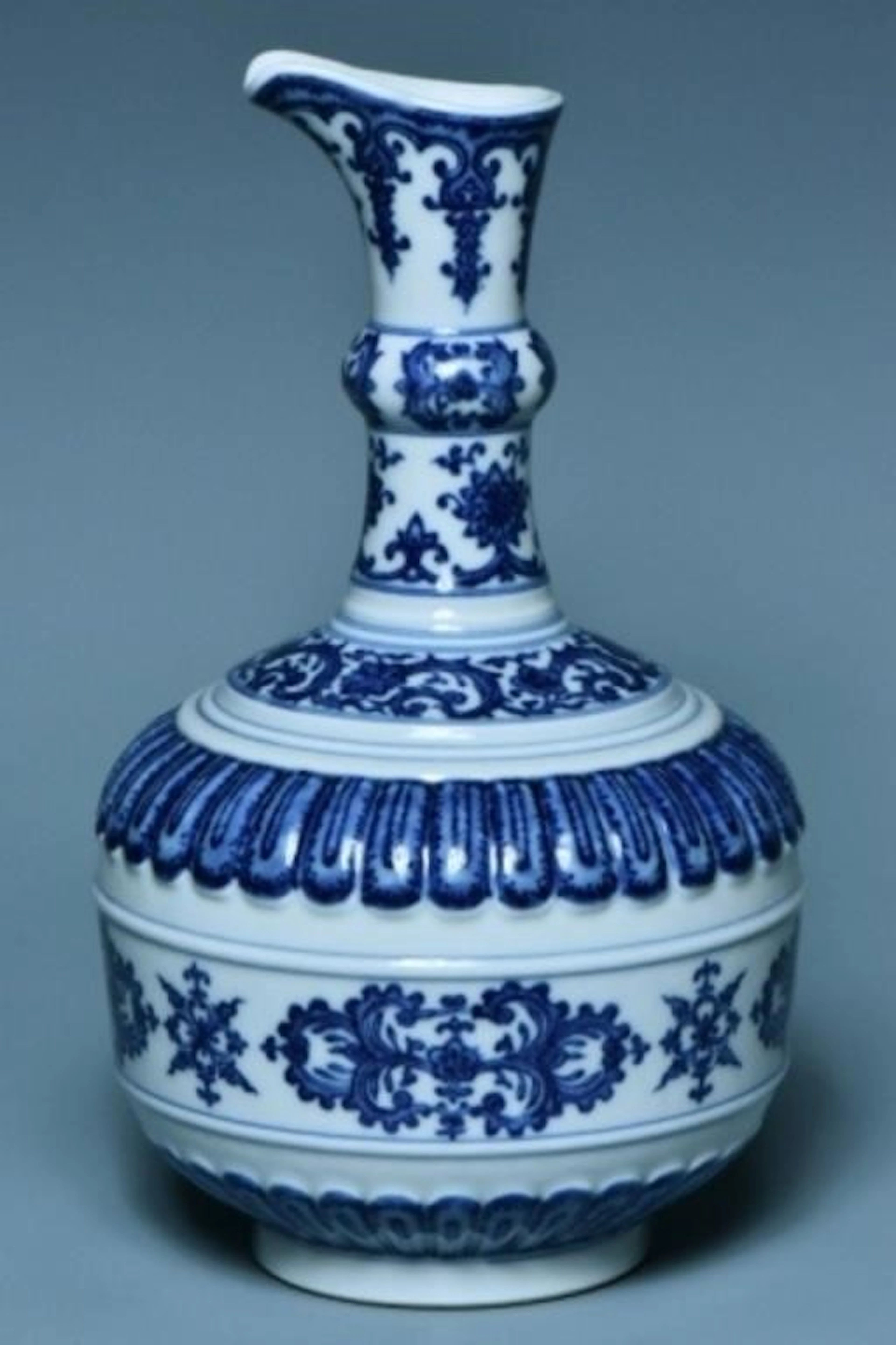 A RELIEF-CARVED VASE YONGZHENG MARK AND PERIOD