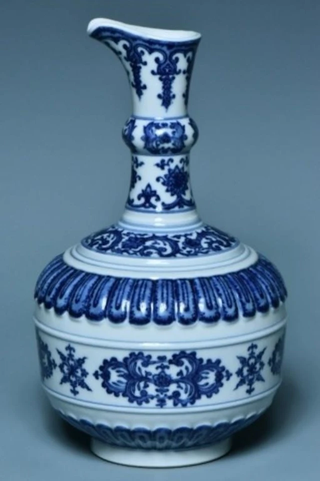 A RELIEF-CARVED VASE YONGZHENG MARK AND PERIOD