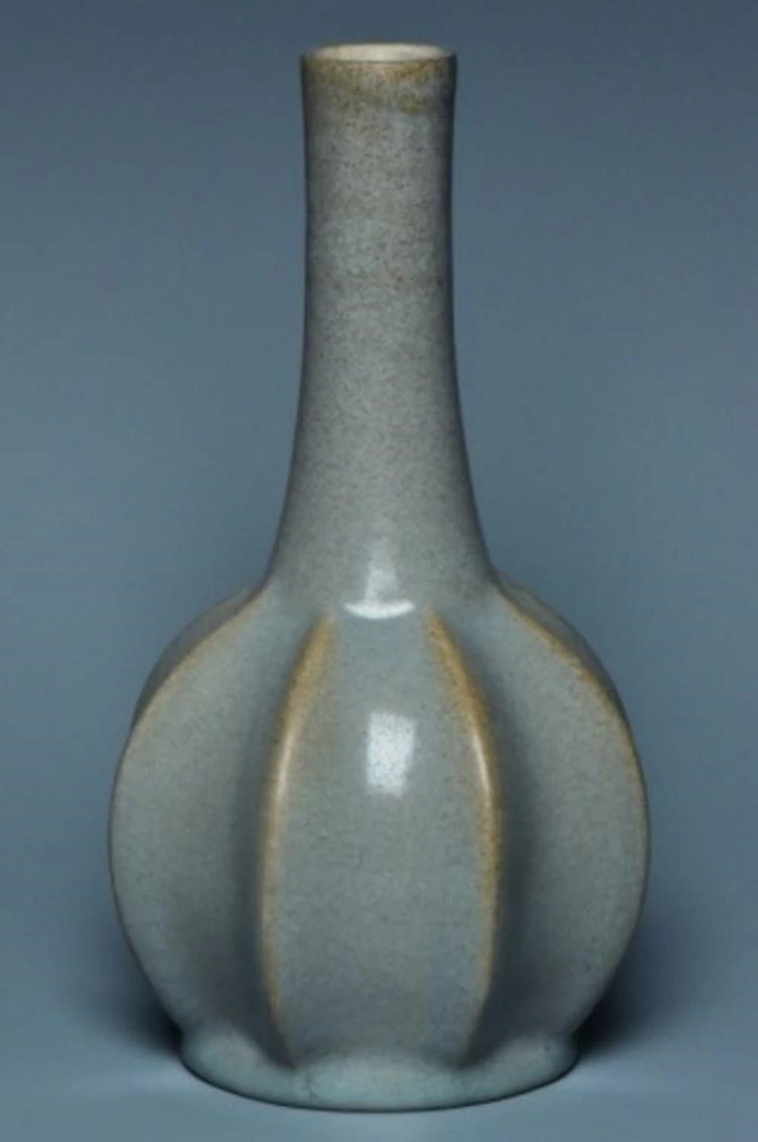 A SONG DYNASTY RUYAO VASE