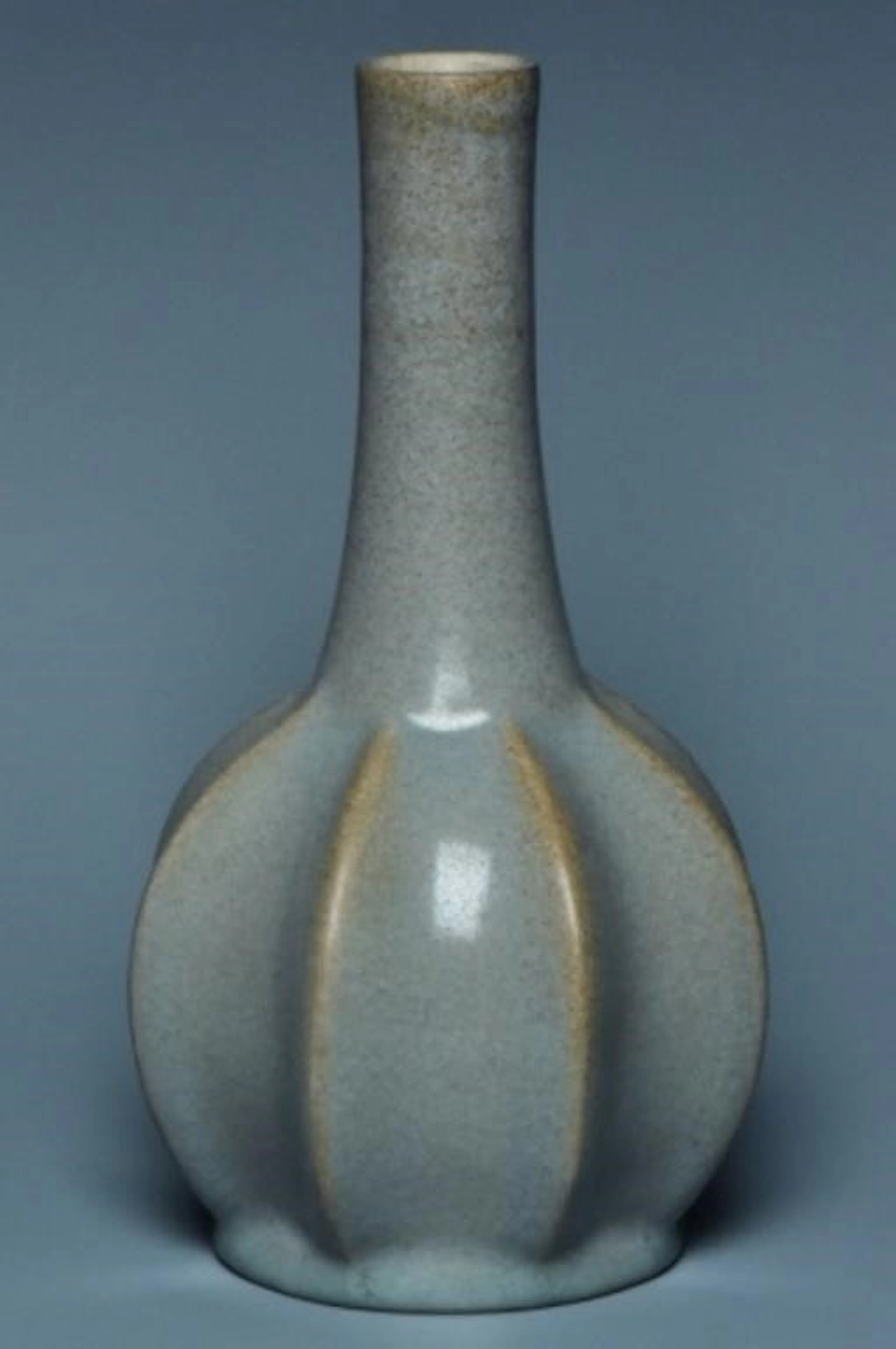 A SONG DYNASTY RUYAO VASE