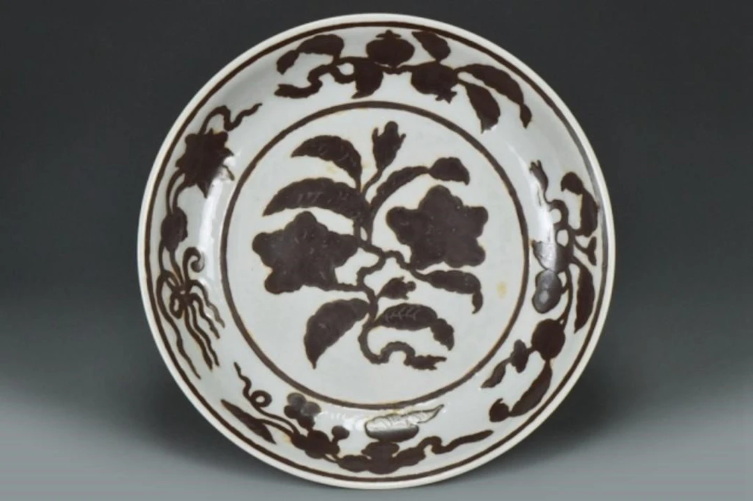 A MING DYNASTY DISH HONGZHI MARK AND PERIOD
