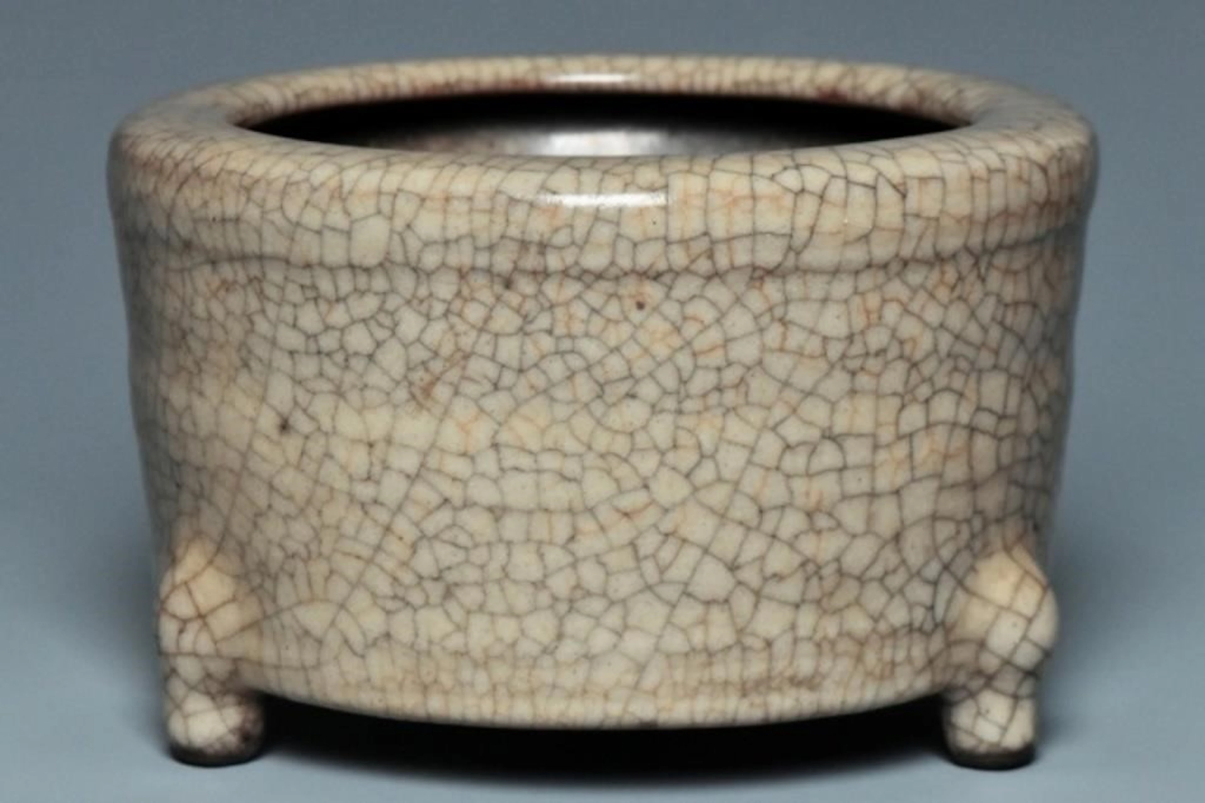A SONG DYNASTY GEYAO TRIPOD INCENSE BURNER