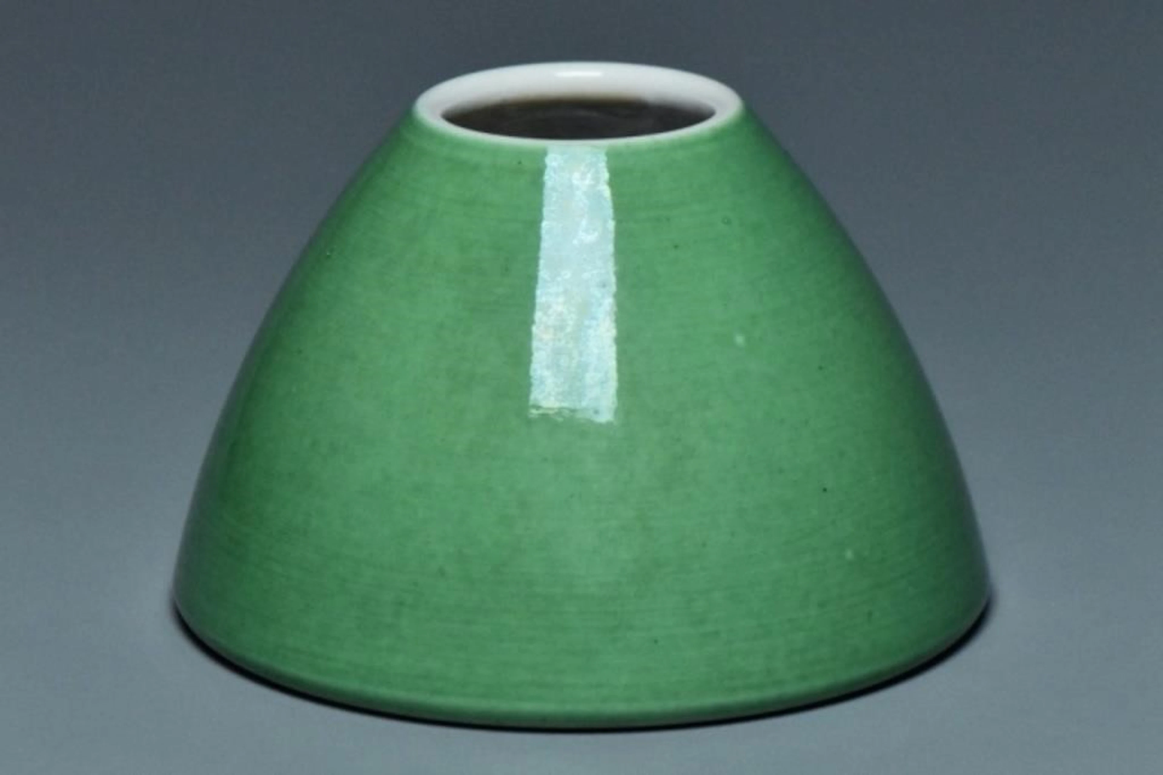 AN APPLE GREEN BRUSH WASHER QIANLONG MARK & PERIOD