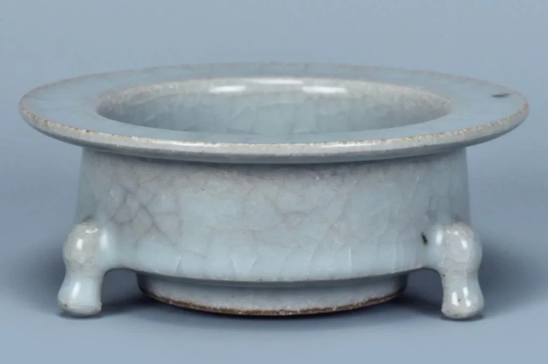 A GUANYAO TRIPOD INCENSE BURNER