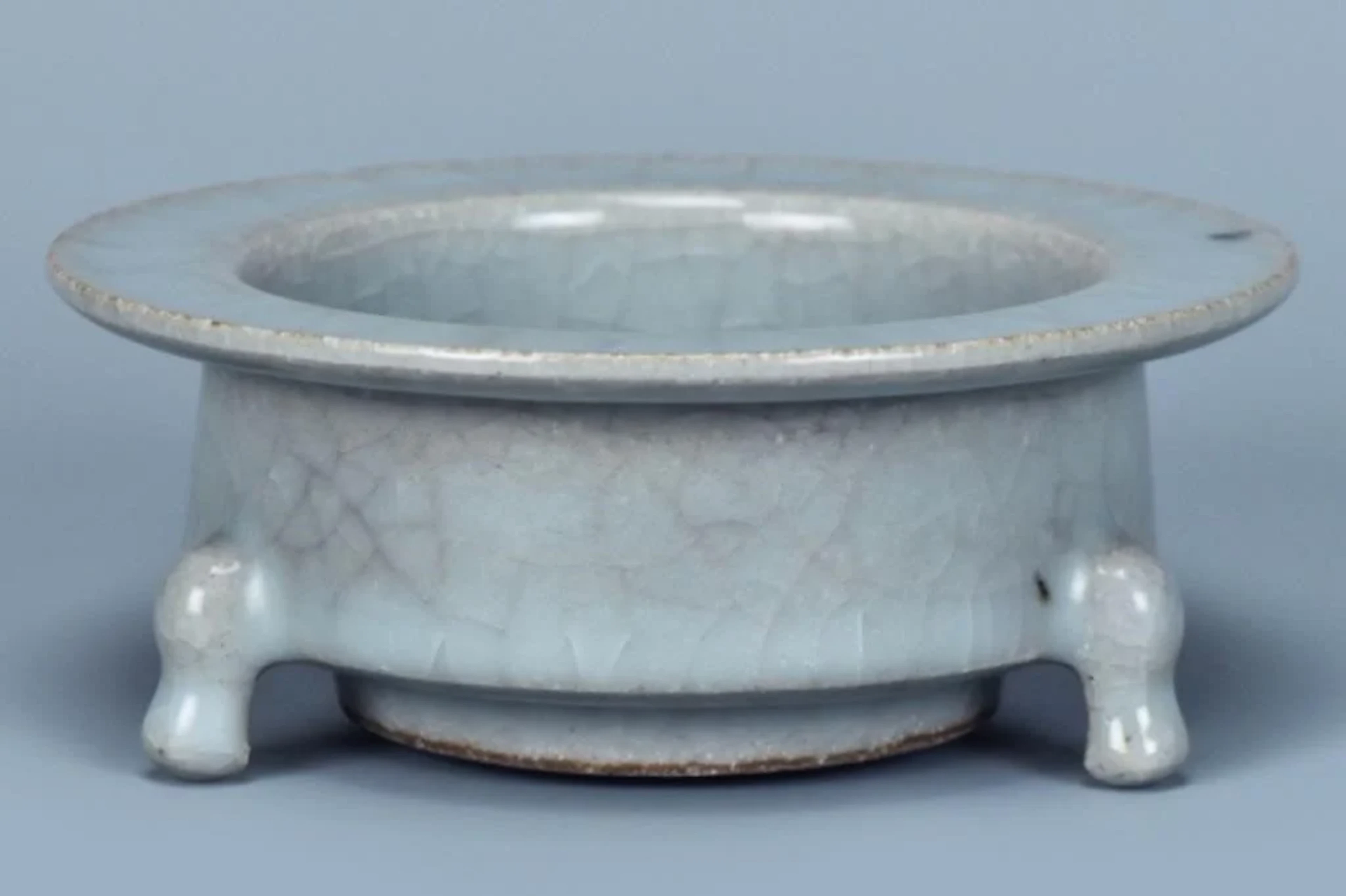 A GUANYAO TRIPOD INCENSE BURNER