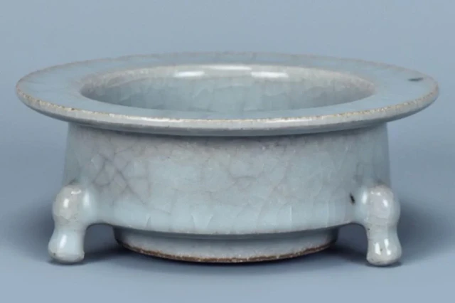 A GUANYAO TRIPOD INCENSE BURNER