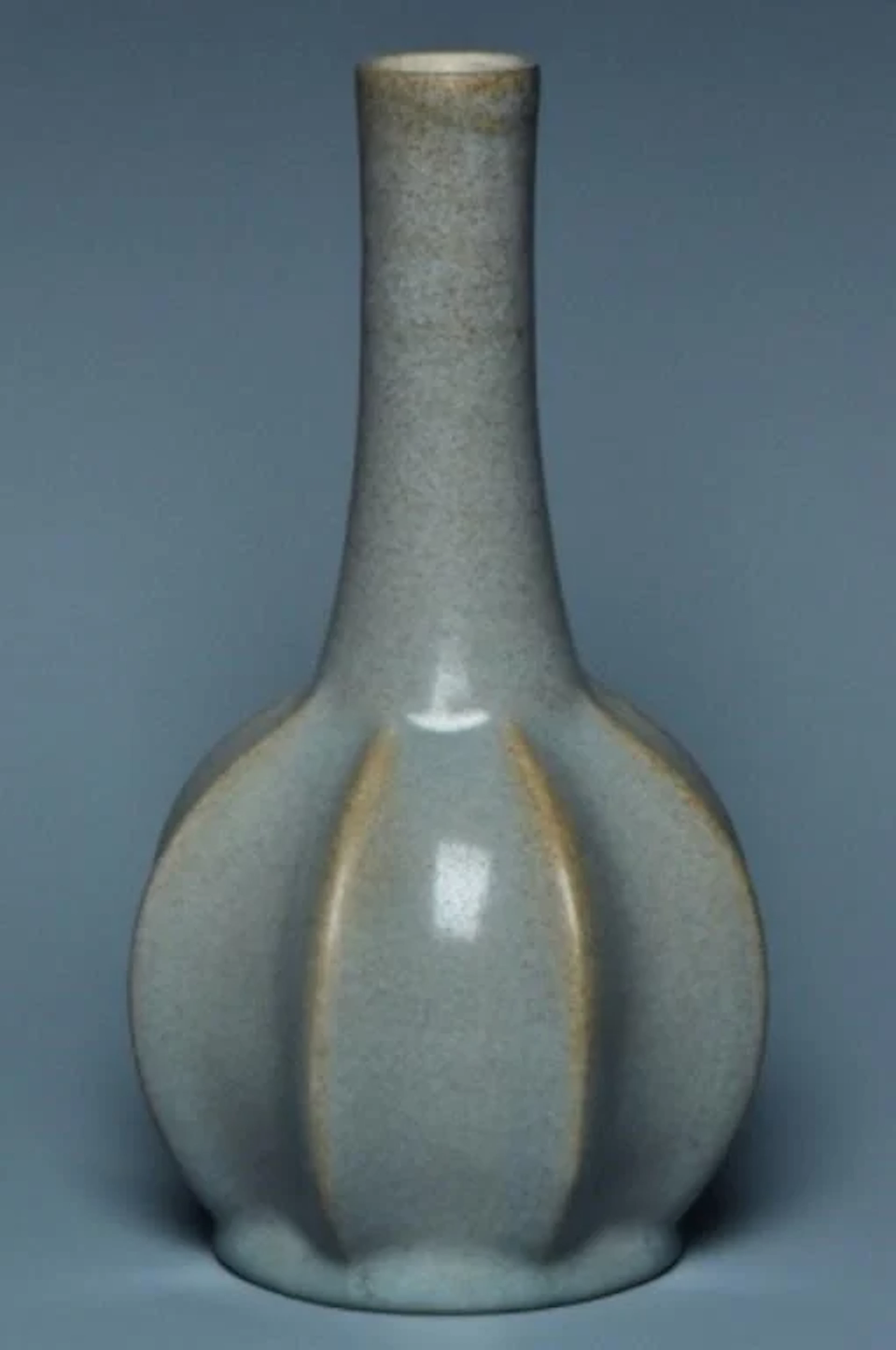 A SONG DYNASTY RUYAO VASE