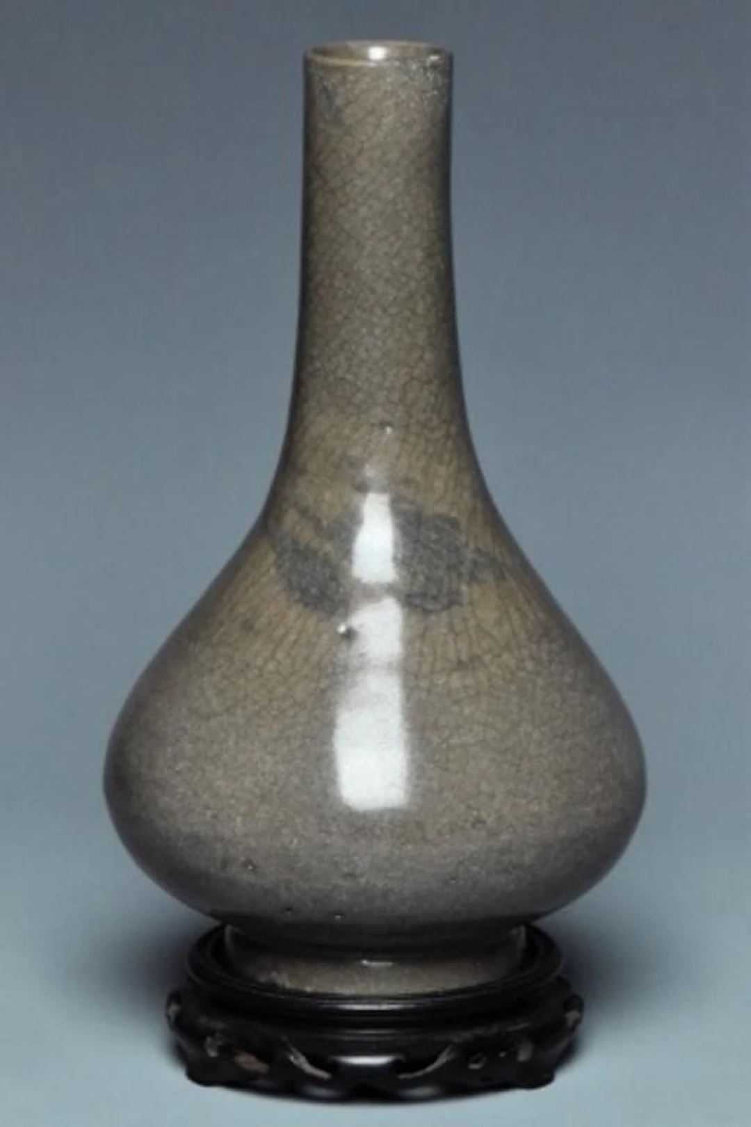 A SONG DYNASTY GUANYAO VASE AND STAND