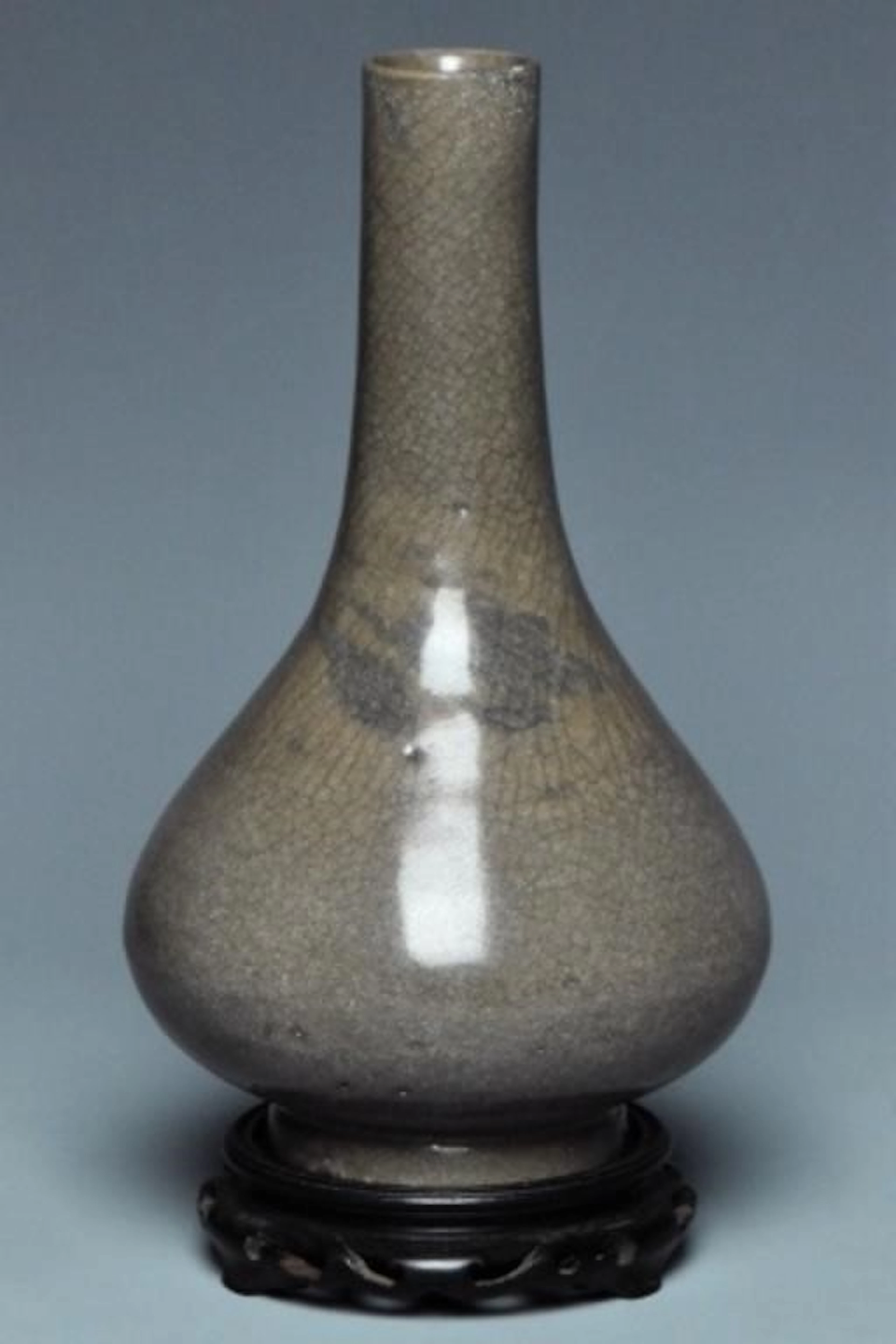 A SONG DYNASTY GUANYAO VASE AND STAND